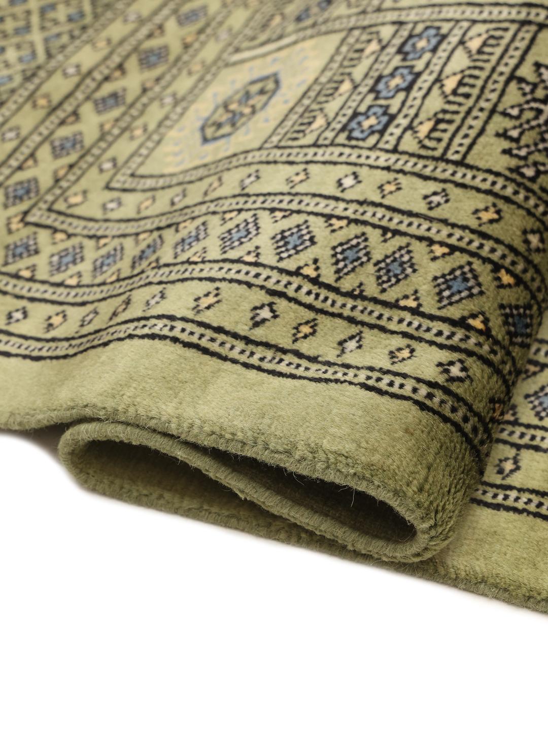 Handgeknoopt Bokhara 2ply tapijt uit Pakistan in een lichtgroene tint met traditionele motieven.