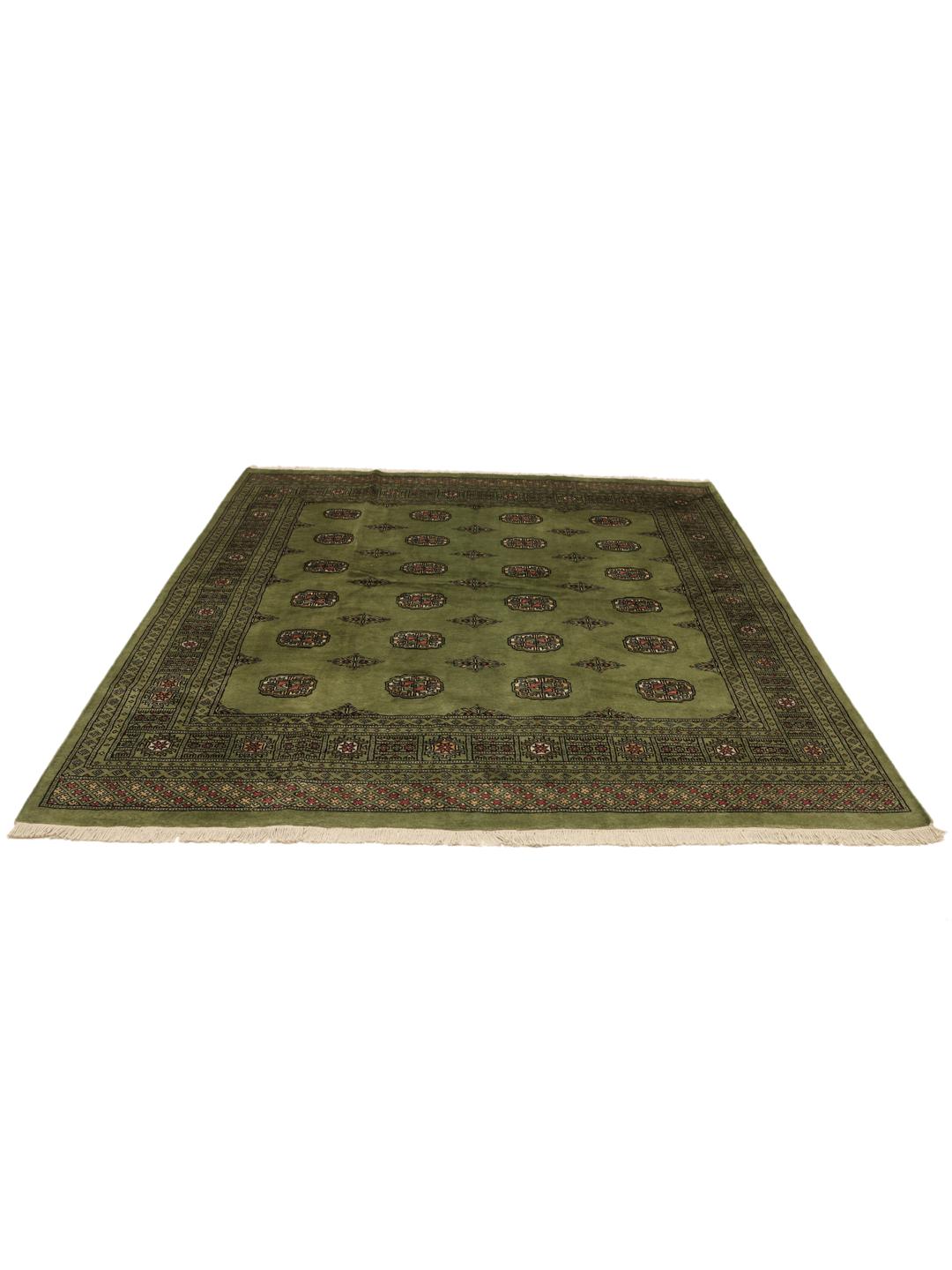 Handgeknoopt vierkant tapijt uit Pakistan met een groen veld en herhalende geometrische motieven