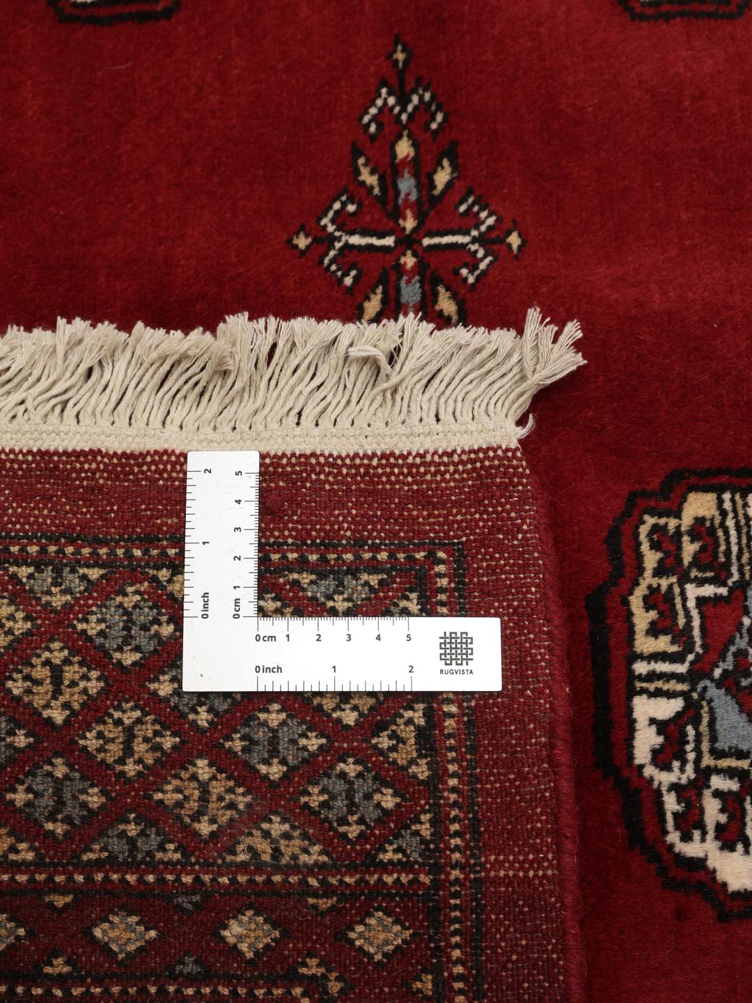Kwadratowy, ręcznie wiązany pakistański dywan Bokhara 2ply w żywym, ciemnoczerwonym odcieniu.