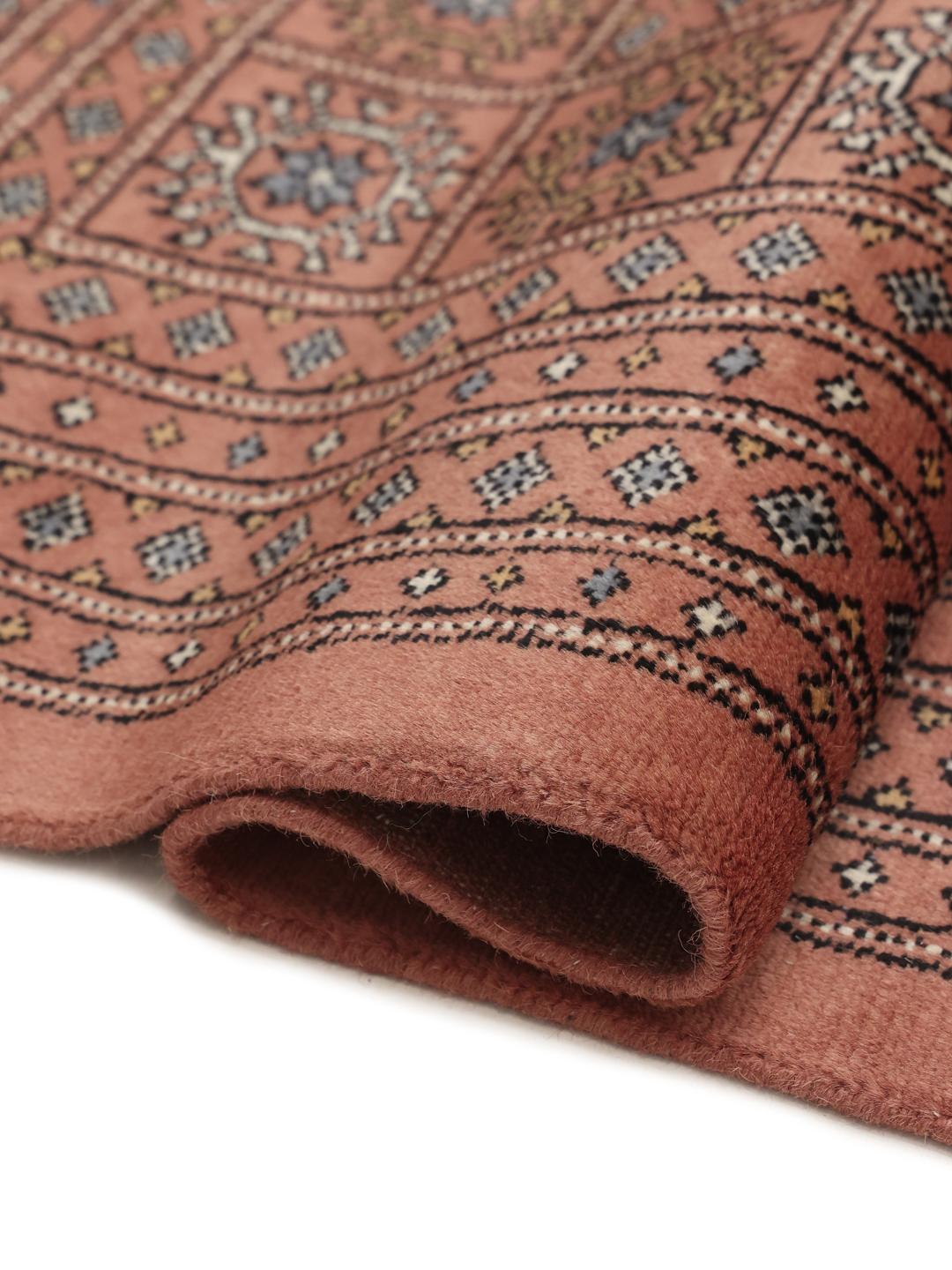 Een vierkant handgeknoopt Pakistaans Bokhara 2ply tapijt in donkerrode wol met traditionele herhalende motieven.