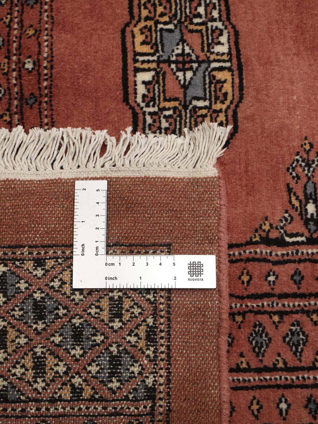 Een vierkant handgeknoopt Pakistaans Bokhara 2ply tapijt in donkerrode wol met traditionele herhalende motieven.