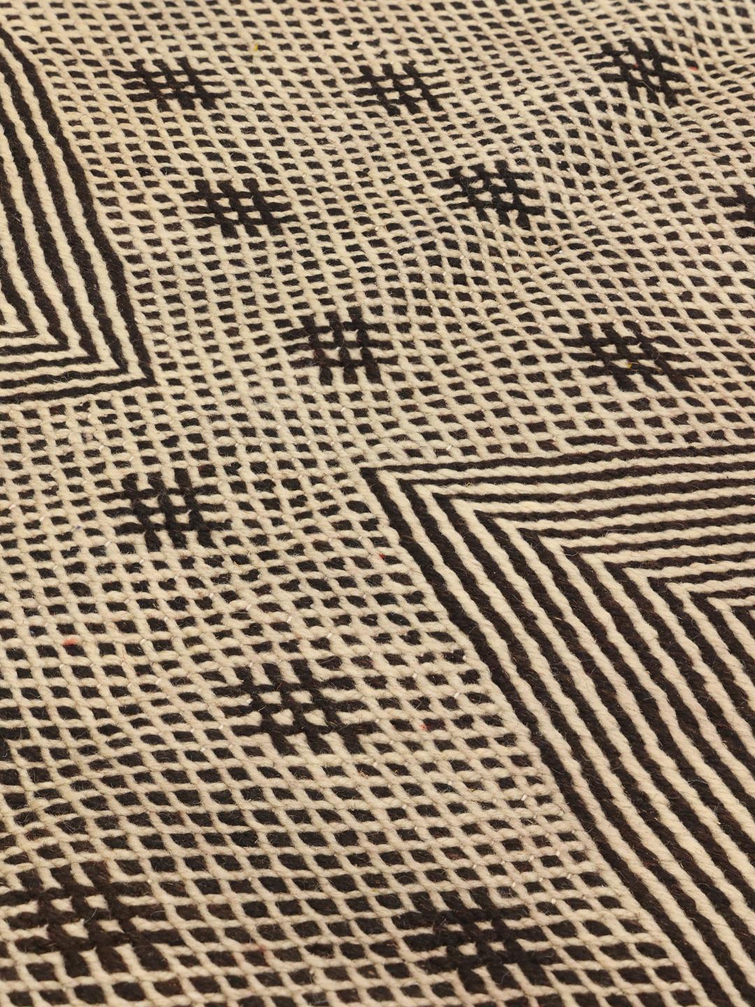Handgewebter marokkanischer Teppich mit markantem geometrischen Rautenmuster in Schwarz und Beige