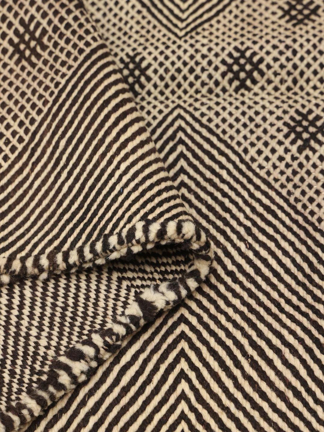 Handgewebter marokkanischer Teppich mit markantem geometrischen Rautenmuster in Schwarz und Beige