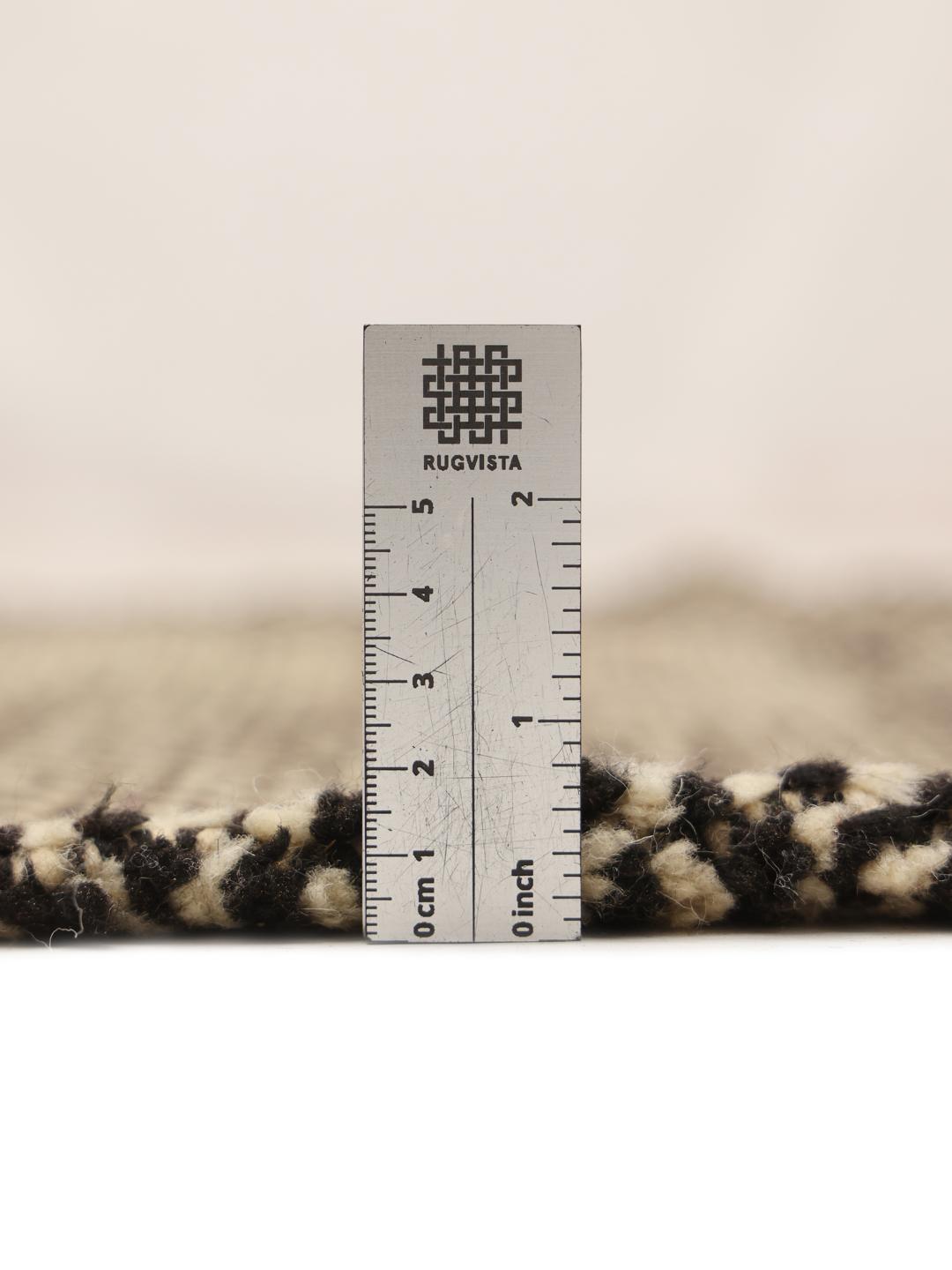 Handgewebter marokkanischer Teppich mit markantem geometrischen Rautenmuster in Schwarz und Beige