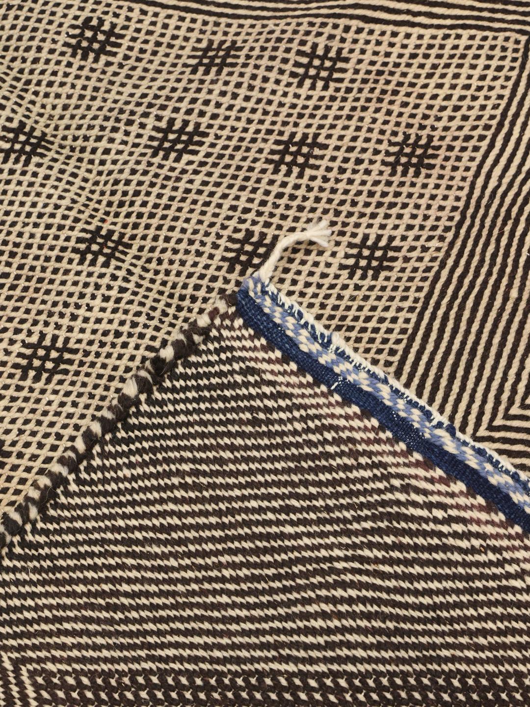 Handgewebter marokkanischer Teppich mit markantem geometrischen Rautenmuster in Schwarz und Beige