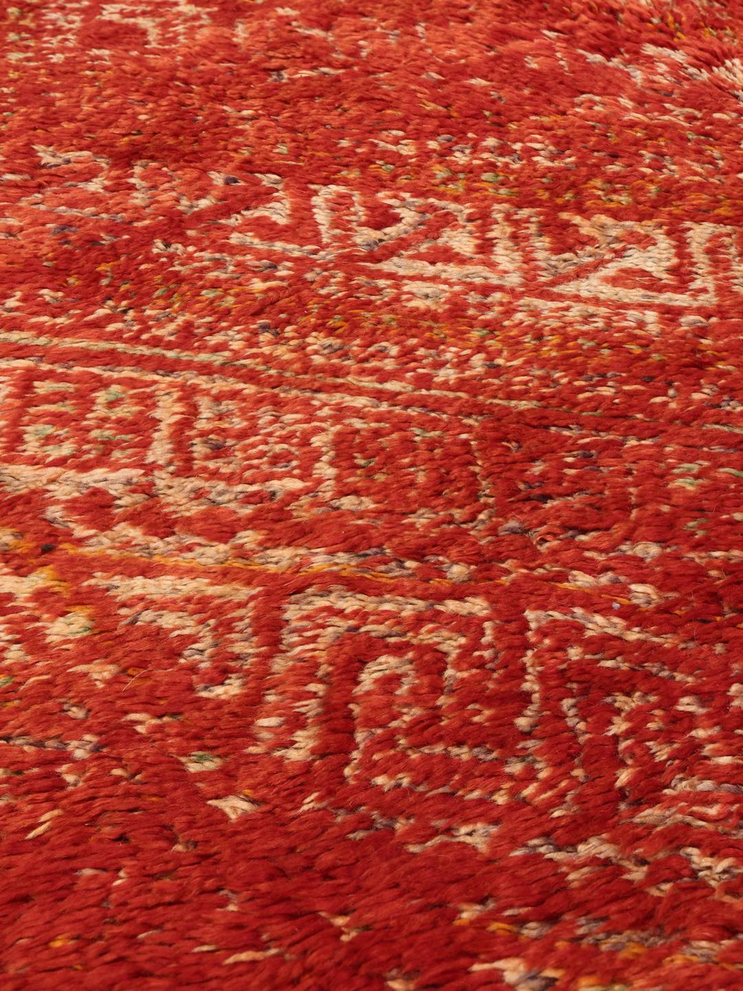 Vintage handgemaakt Berber-tapijt uit Marokko met dieprode tinten en geometrische ontwerpen