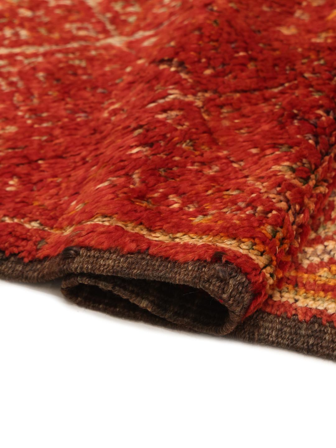 Vintage handgemaakt Berber-tapijt uit Marokko met dieprode tinten en geometrische ontwerpen