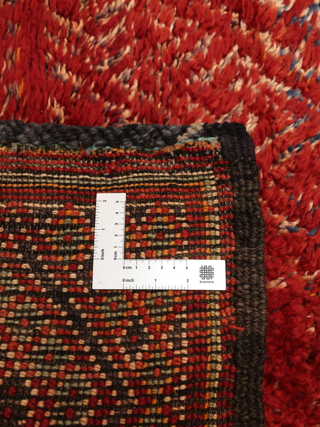 Vintage handgemaakt Berber-tapijt uit Marokko met dieprode tinten en geometrische ontwerpen