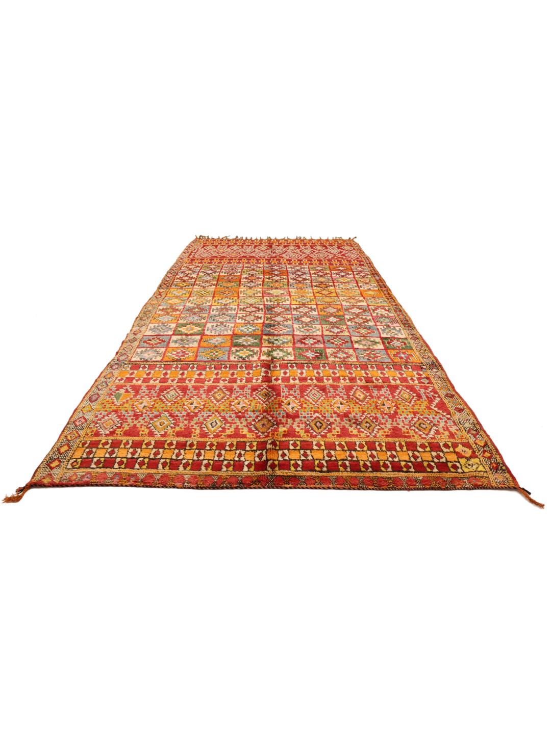 Tapis berbère marocain fait main vintage avec des motifs de grille géométriques colorés en laine rouge