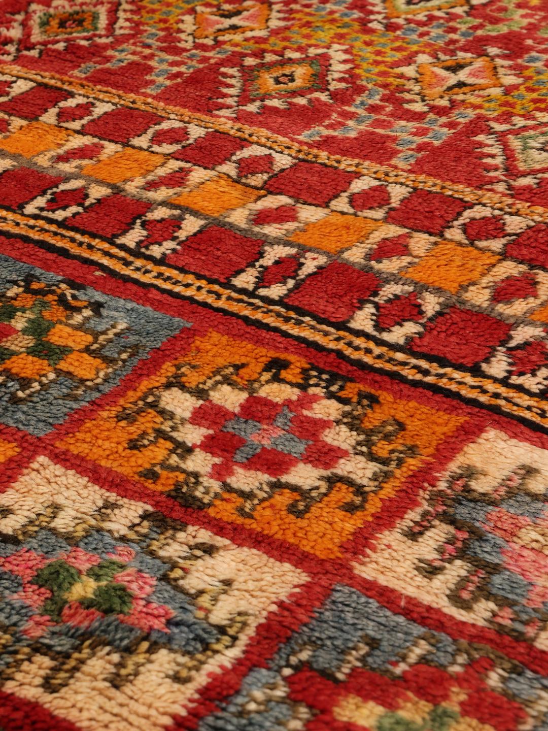 Tapis berbère marocain fait main vintage avec des motifs de grille géométriques colorés en laine rouge