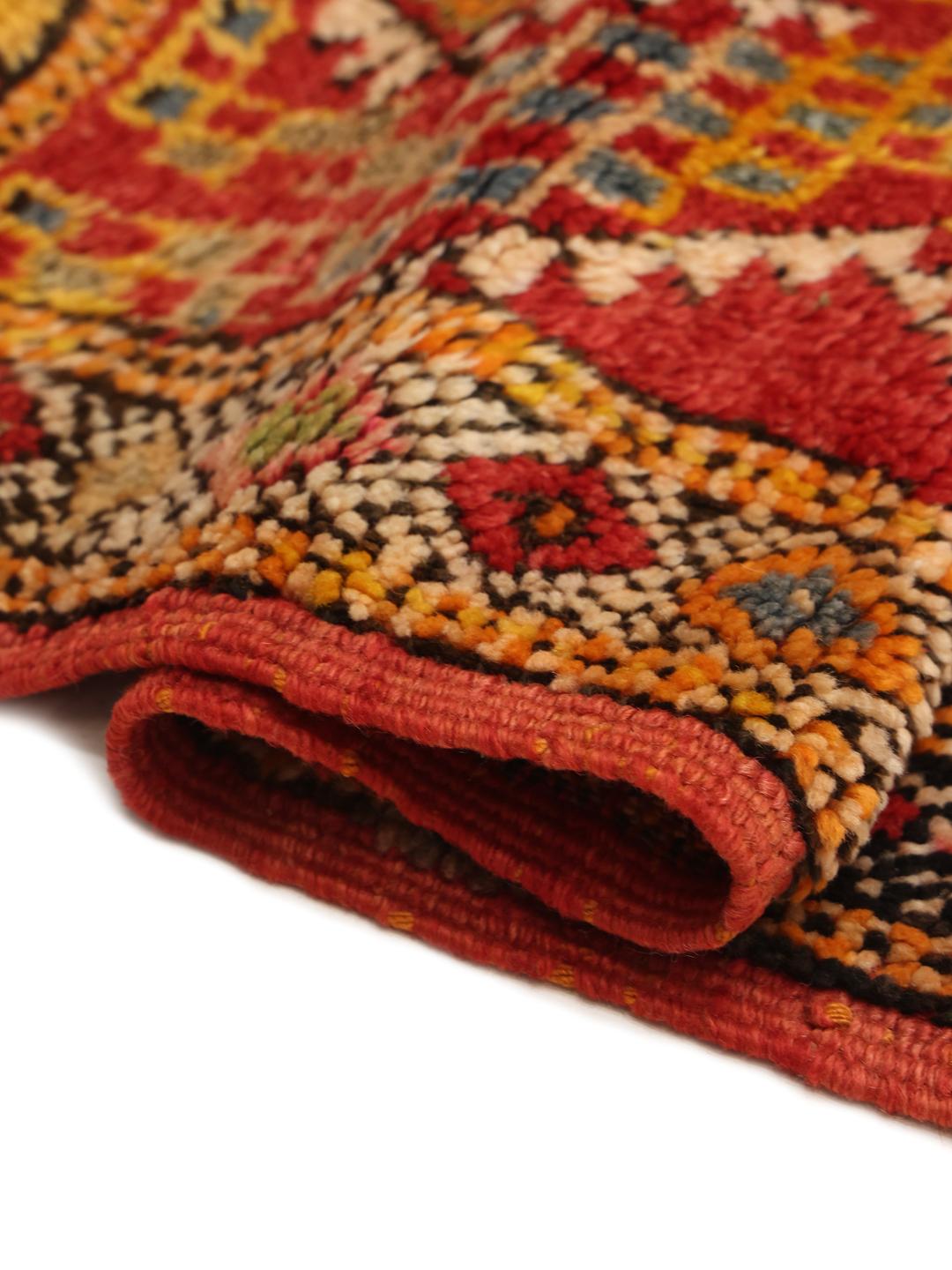 Tapis berbère marocain fait main vintage avec des motifs de grille géométriques colorés en laine rouge