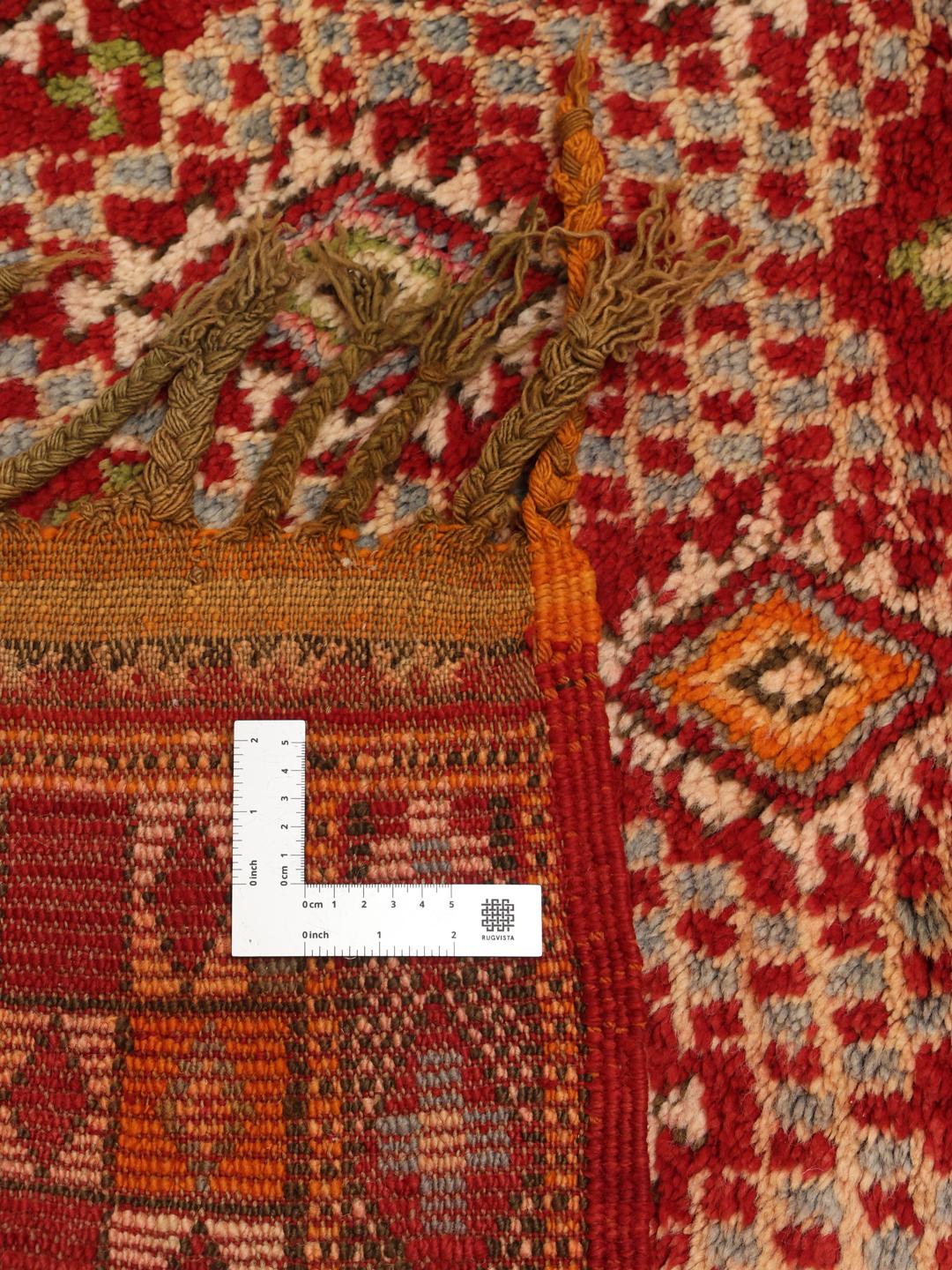 Tapis berbère marocain fait main vintage avec des motifs de grille géométriques colorés en laine rouge