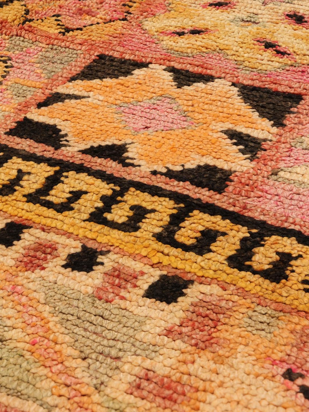 Vintage Berber Moroccan tæppe med geometriske stammemønstre i flerfarvet uld.