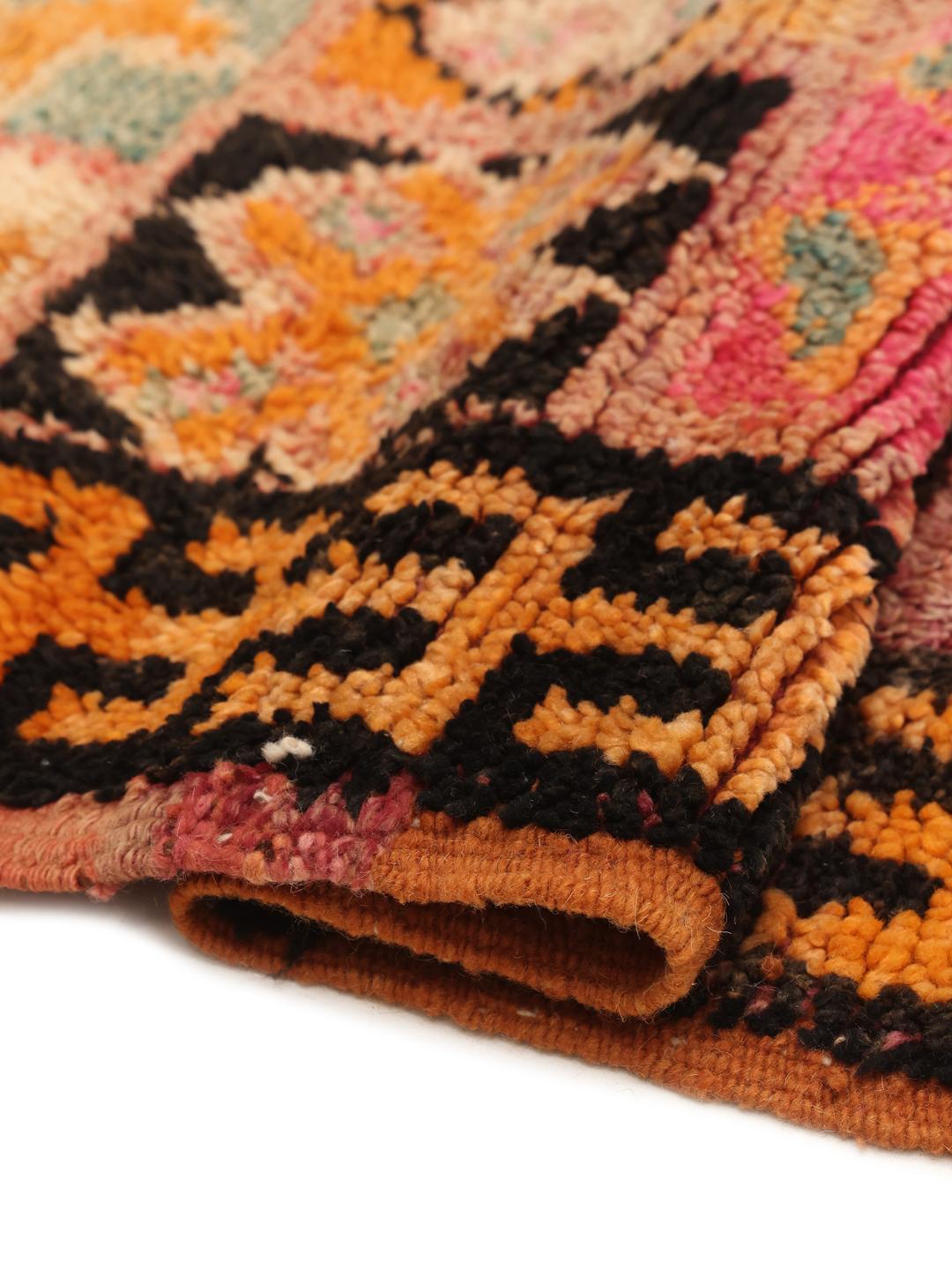 Vintage Berber Moroccan tæppe med geometriske stammemønstre i flerfarvet uld.