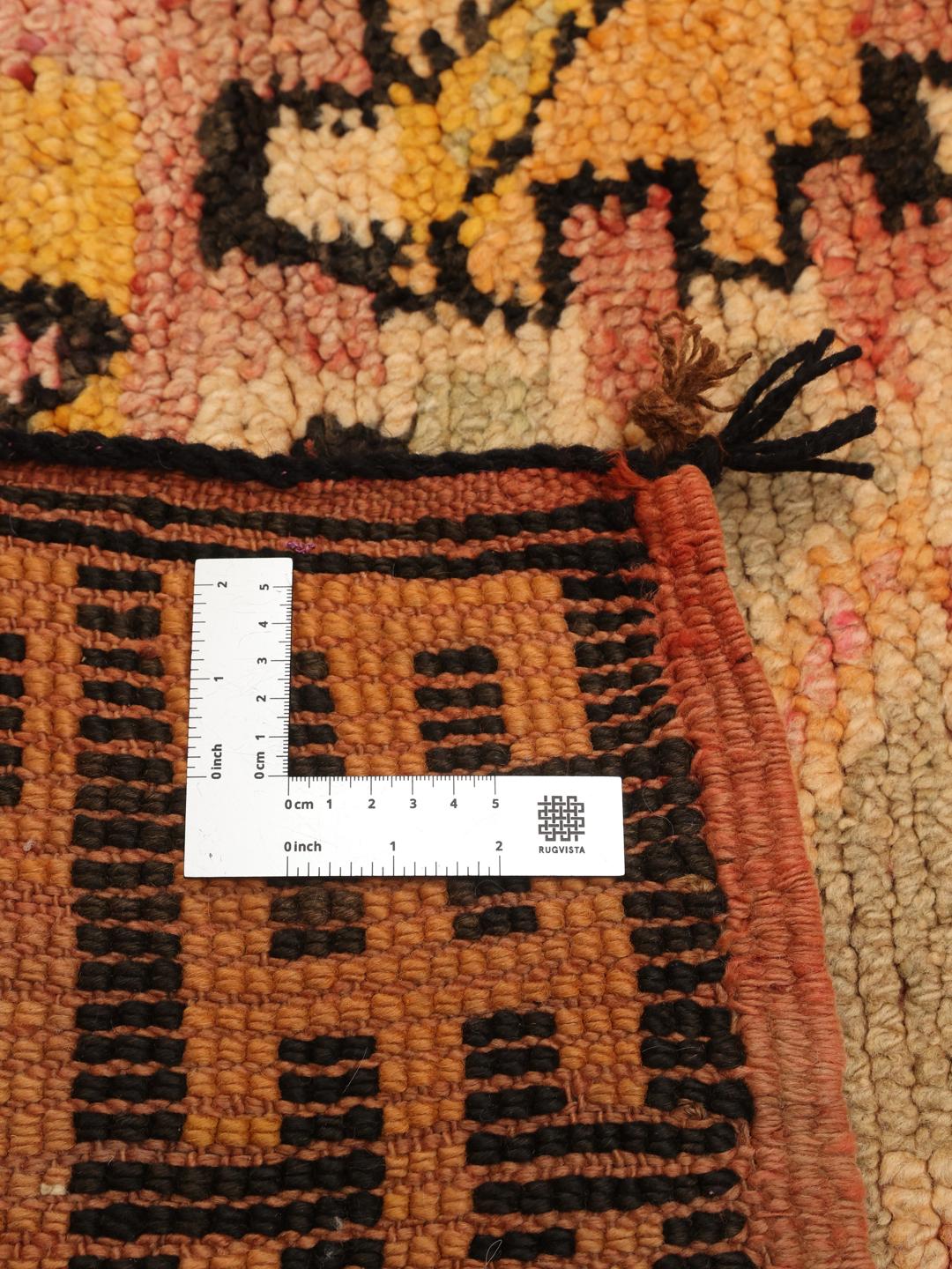 Vintage Berber Moroccan tæppe med geometriske stammemønstre i flerfarvet uld.