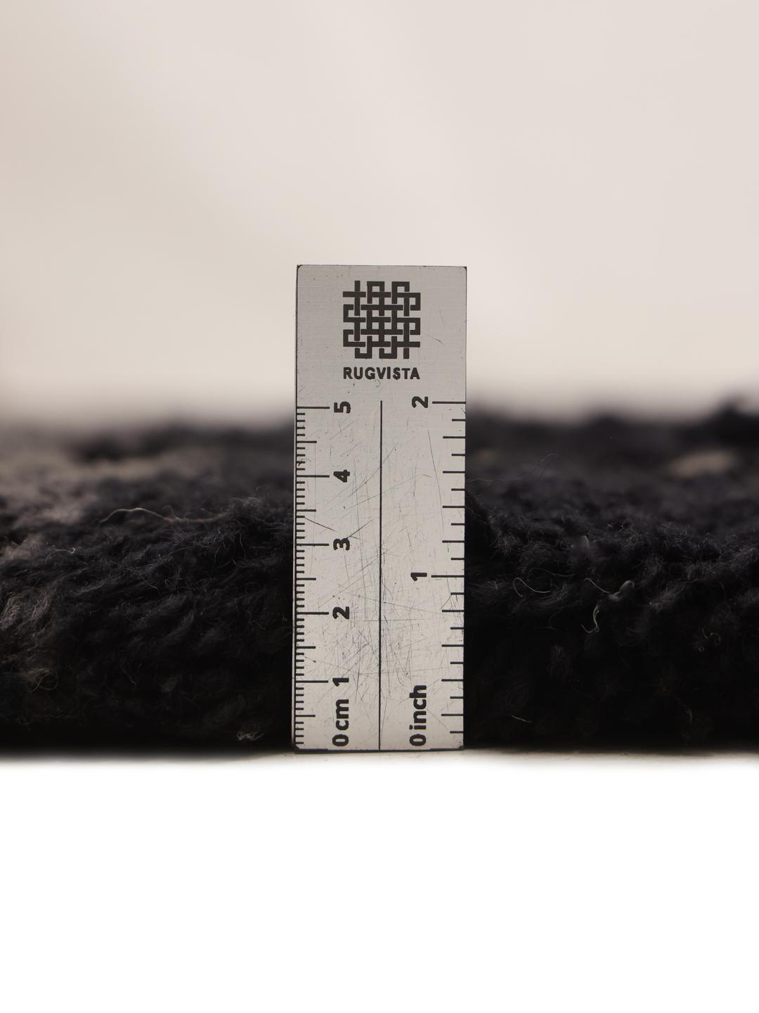 Håndknyttet marokkansk tæppe med diamantmønstre i mørk uld.