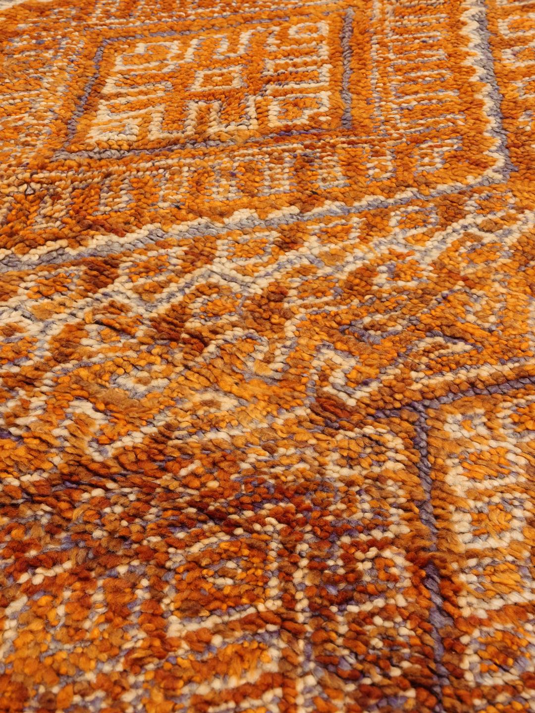 Vintage berber marokkansk tæppe med geometriske diamantmønstre i orange og brune nuancer
