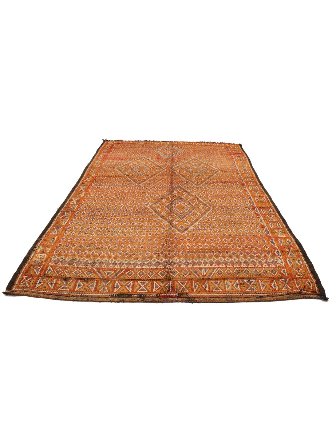 Vintage Marokkaans tapijt met oranje tinten en geometrische ruitpatronen