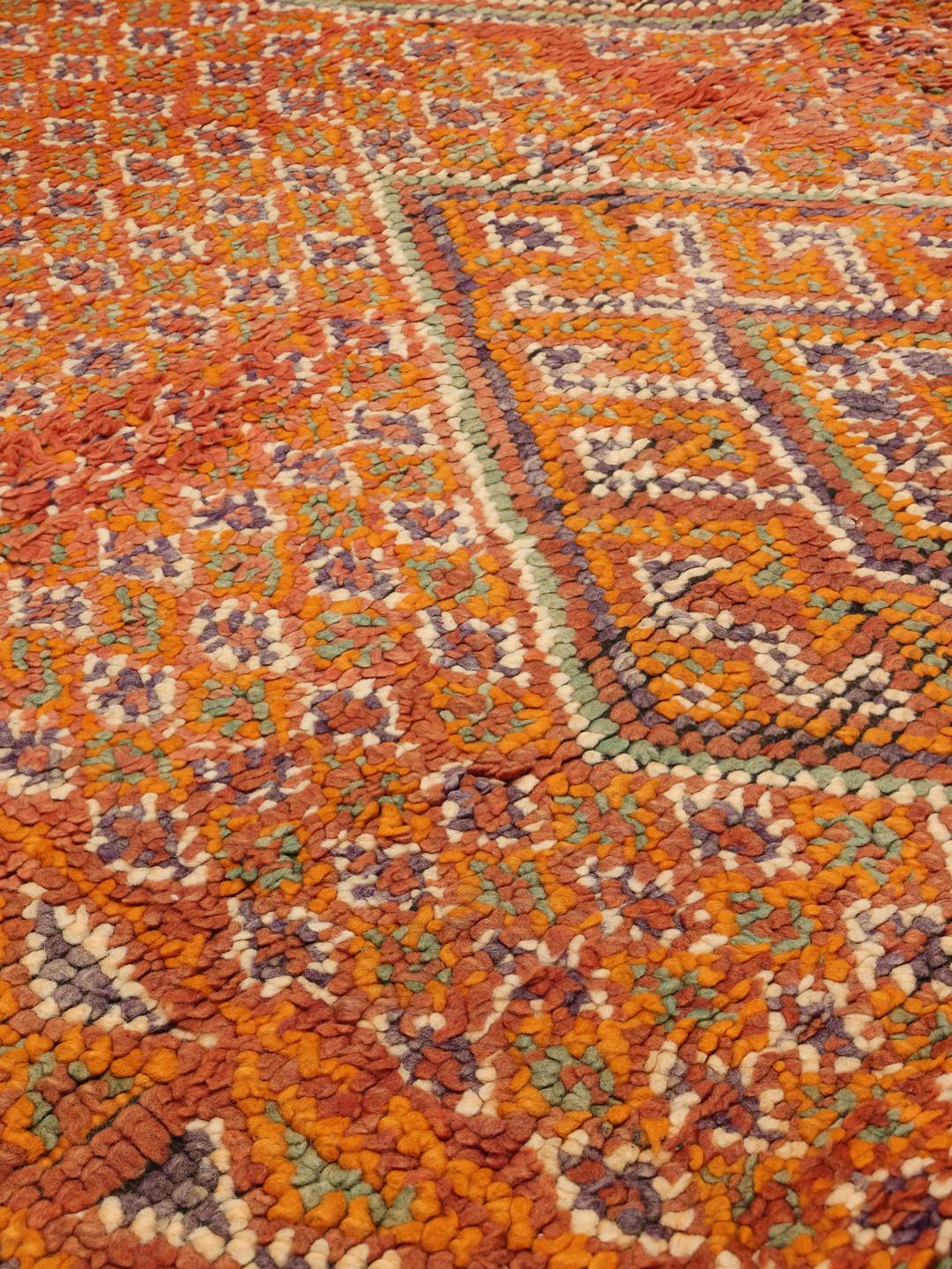 Vintage Marokkaans tapijt met oranje tinten en geometrische ruitpatronen