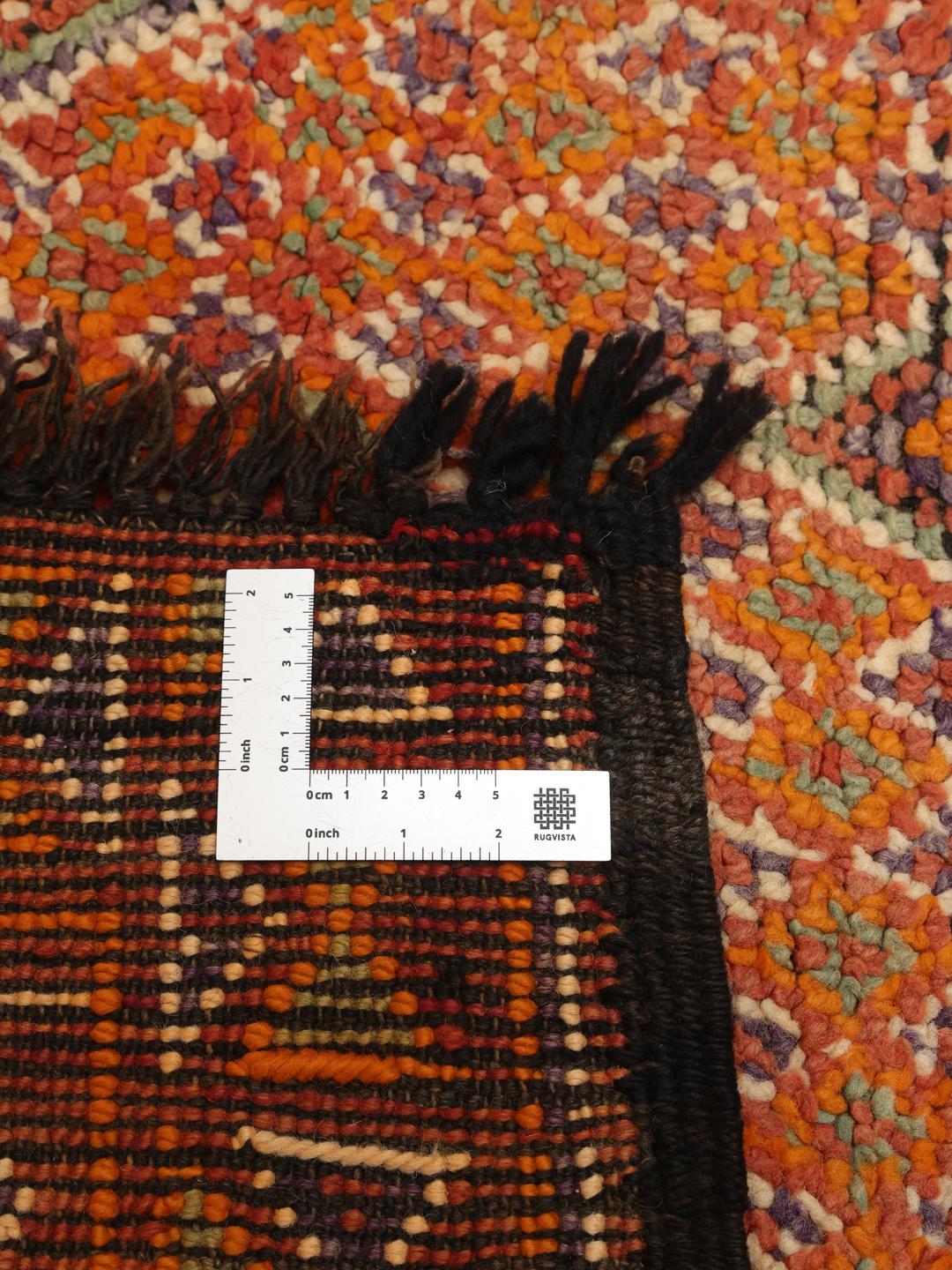 Vintage Marokkaans tapijt met oranje tinten en geometrische ruitpatronen