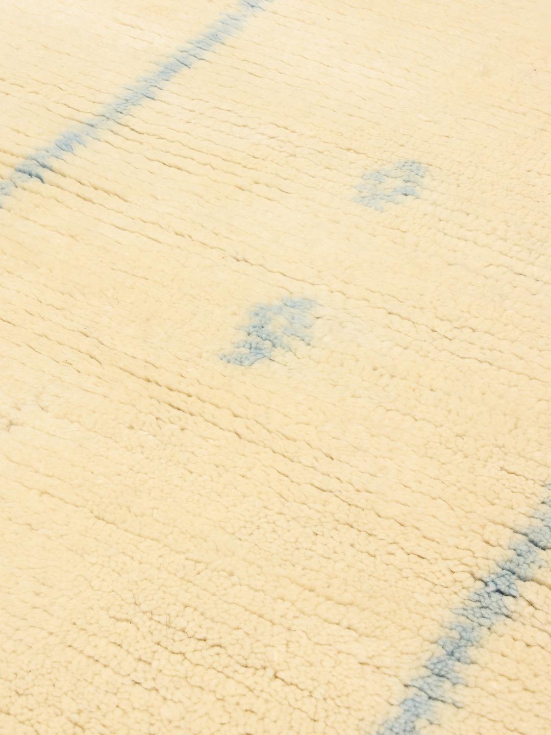 Handgemaakt Berber Marokkaans tapijt met blauwe strepen op een crèmekleurige achtergrond