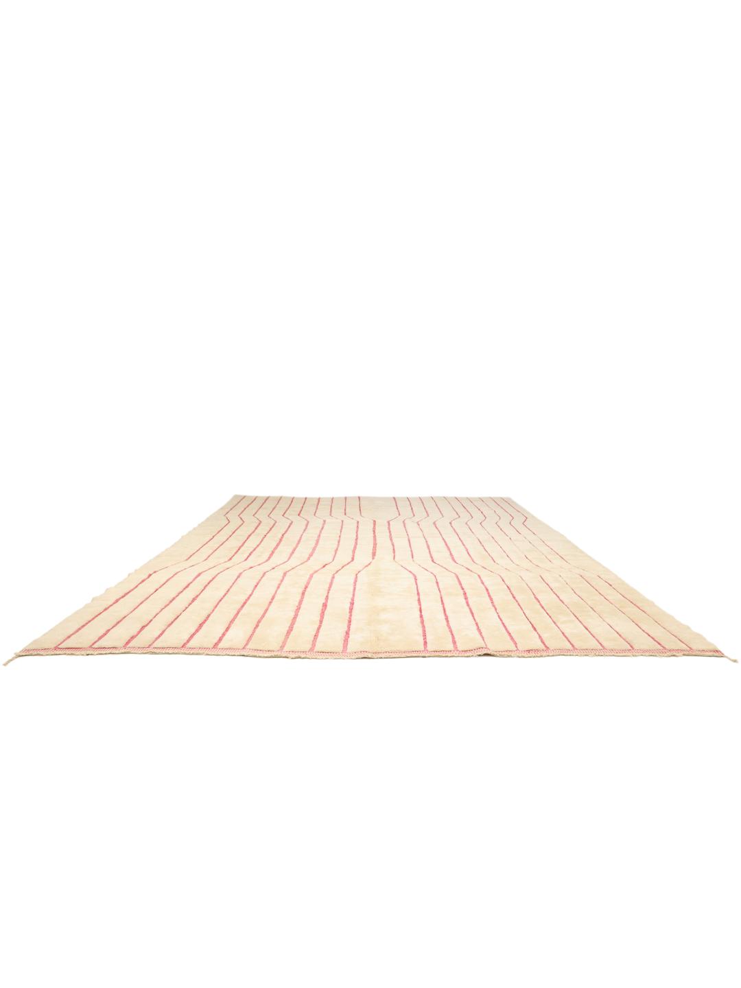 Een groot rechthoekig Marokkaans Beni Ouarain tapijt met een crèmekleurige achtergrond en een roze verticaal gestreept ontwerp.