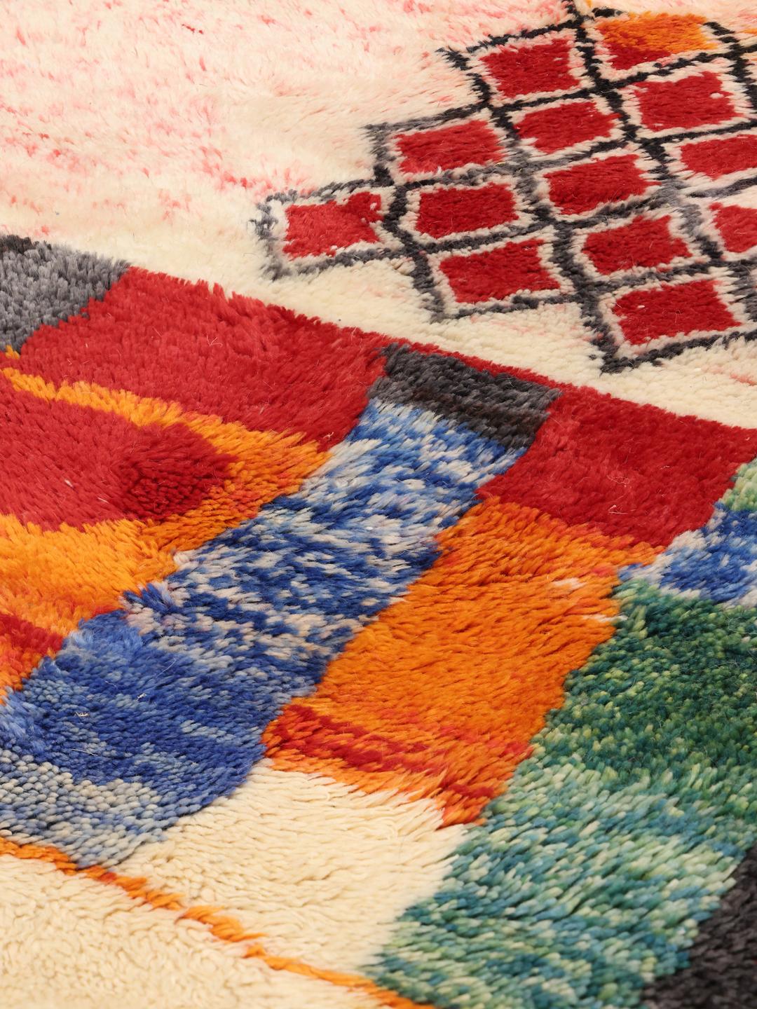 Handgeknoopt Berber Marokkaans tapijt met kleurrijke abstracte tribale motieven op een crèmekleurige basis