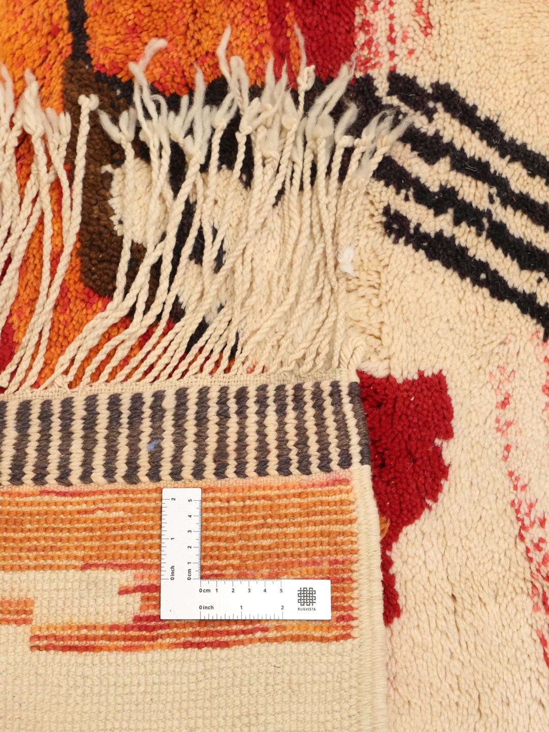 Handgeknoopt Berber Marokkaans tapijt met kleurrijke abstracte tribale motieven op een crèmekleurige basis