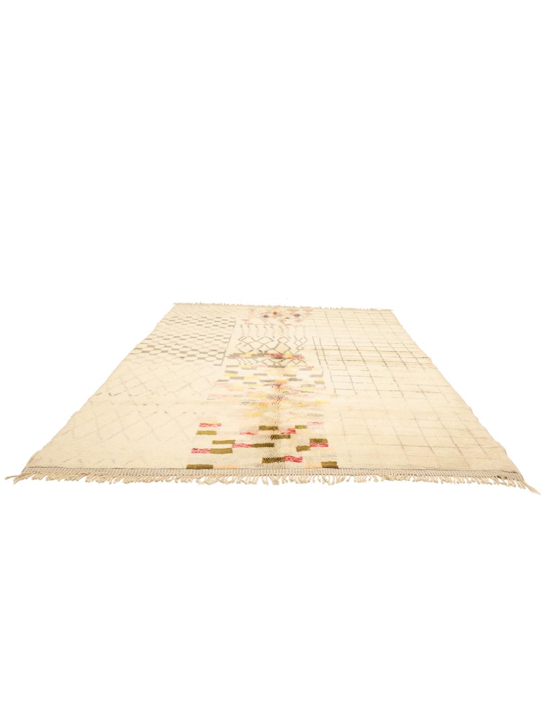 Un tapis marocain noué à la main avec un fond crème et des motifs géométriques multicolores.