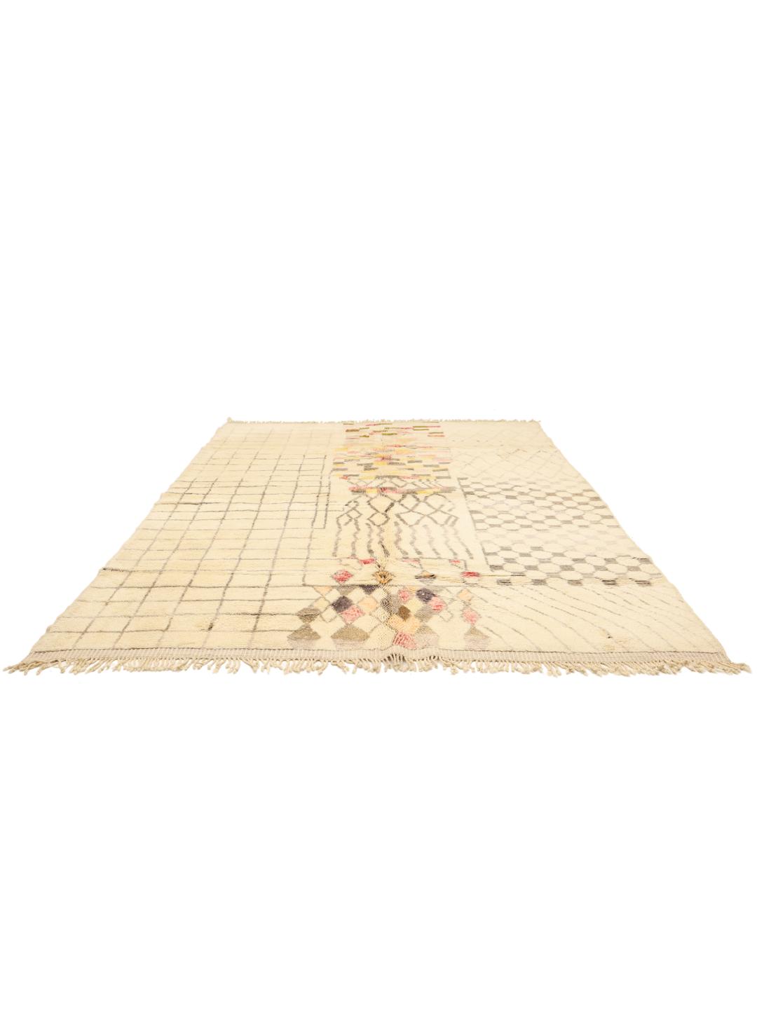 Un tapis marocain noué à la main avec un fond crème et des motifs géométriques multicolores.