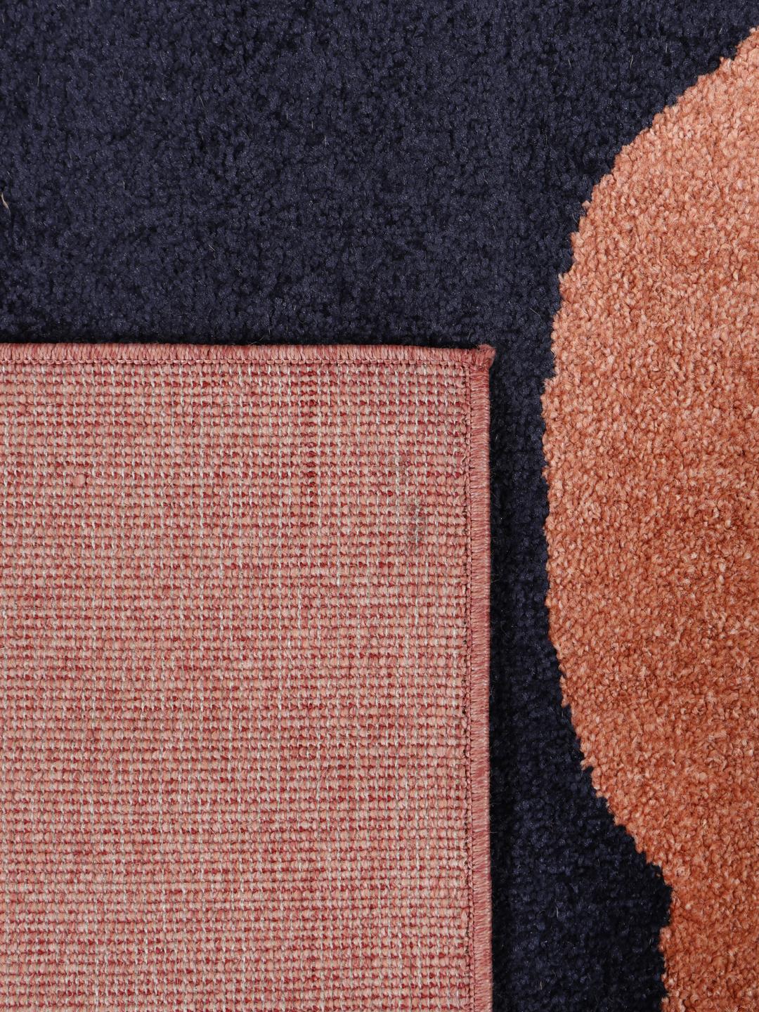 rood vloerkleed met abstracte vormen