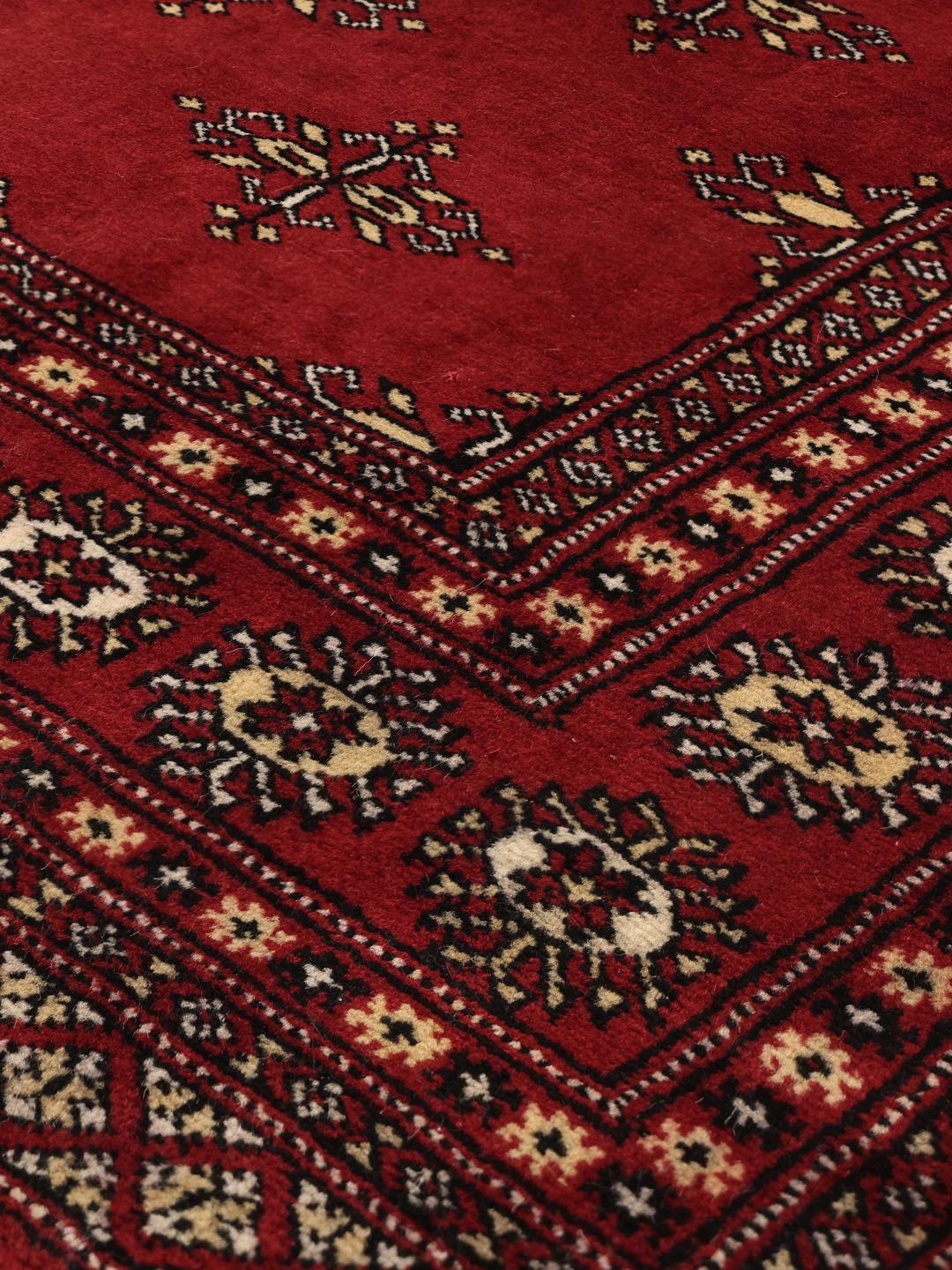 Handgeknoopt donkerrood Bokhara tapijt uit Pakistan met geometrische motieven