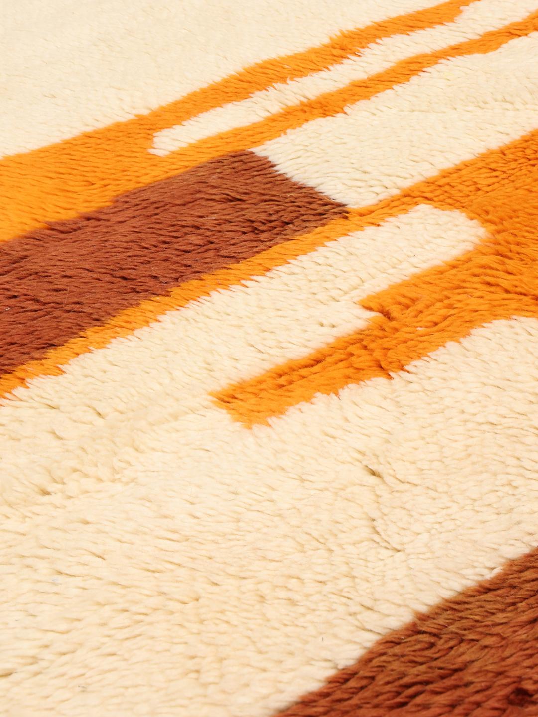 Handgeknoopt Marokkaans tapijt met een abstract oranje en bruin patroon