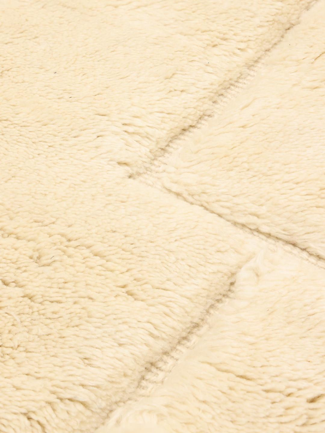 Handgeknoopt beige Marokkaans Beni Ouarain-tapijt met geometrisch reliëfpatroon