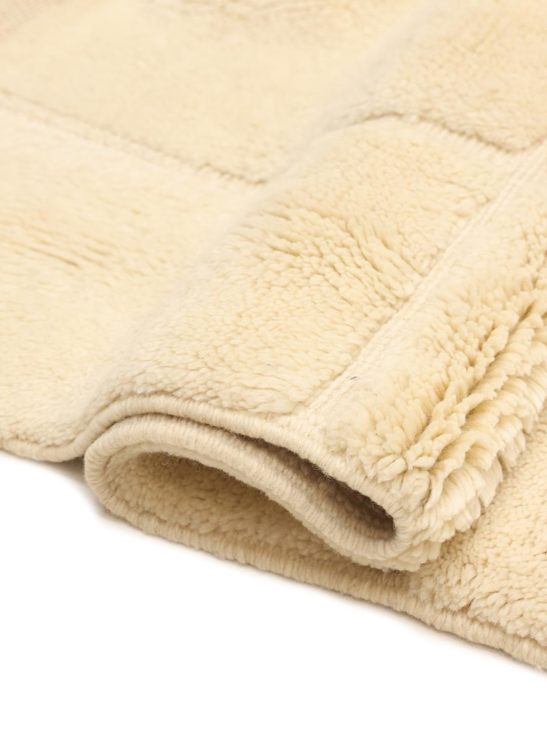 Handgeknoopt beige Marokkaans Beni Ouarain-tapijt met geometrisch reliëfpatroon