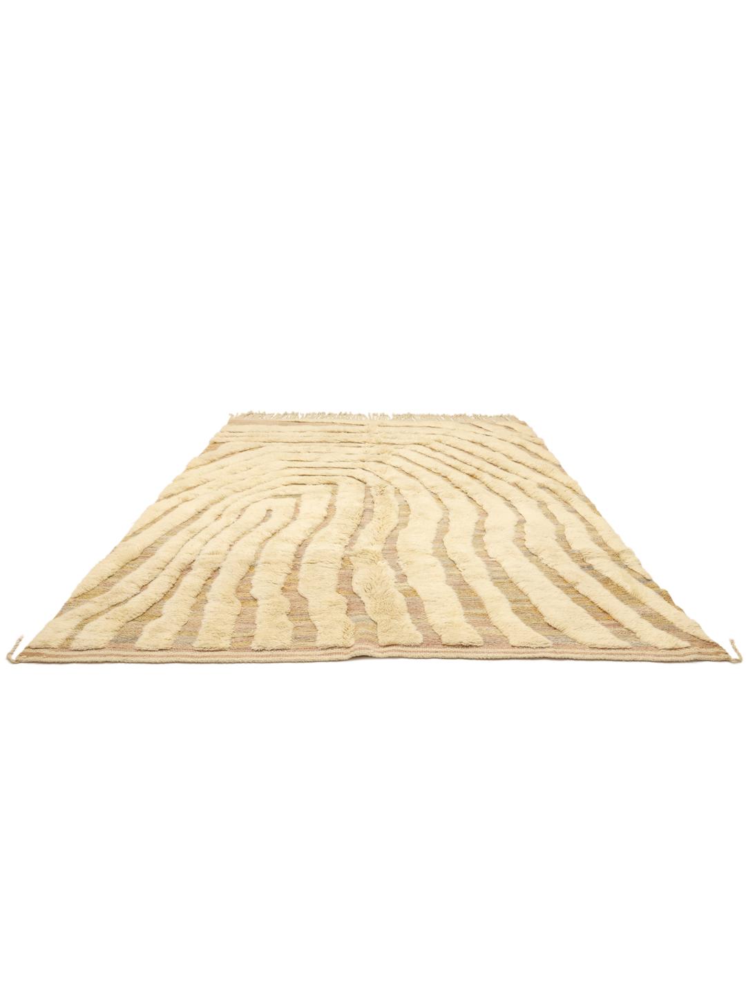 Handgeknoopt Berber Marokkaans tapijt met een pluchen beige pool en organisch ontwerp