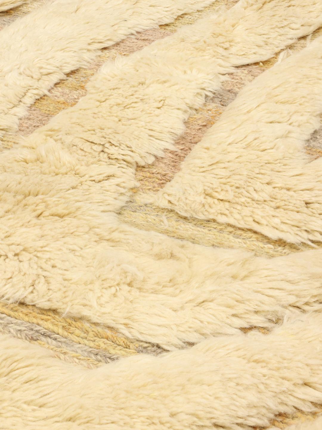 Handgeknoopt Berber Marokkaans tapijt met een pluchen beige pool en organisch ontwerp