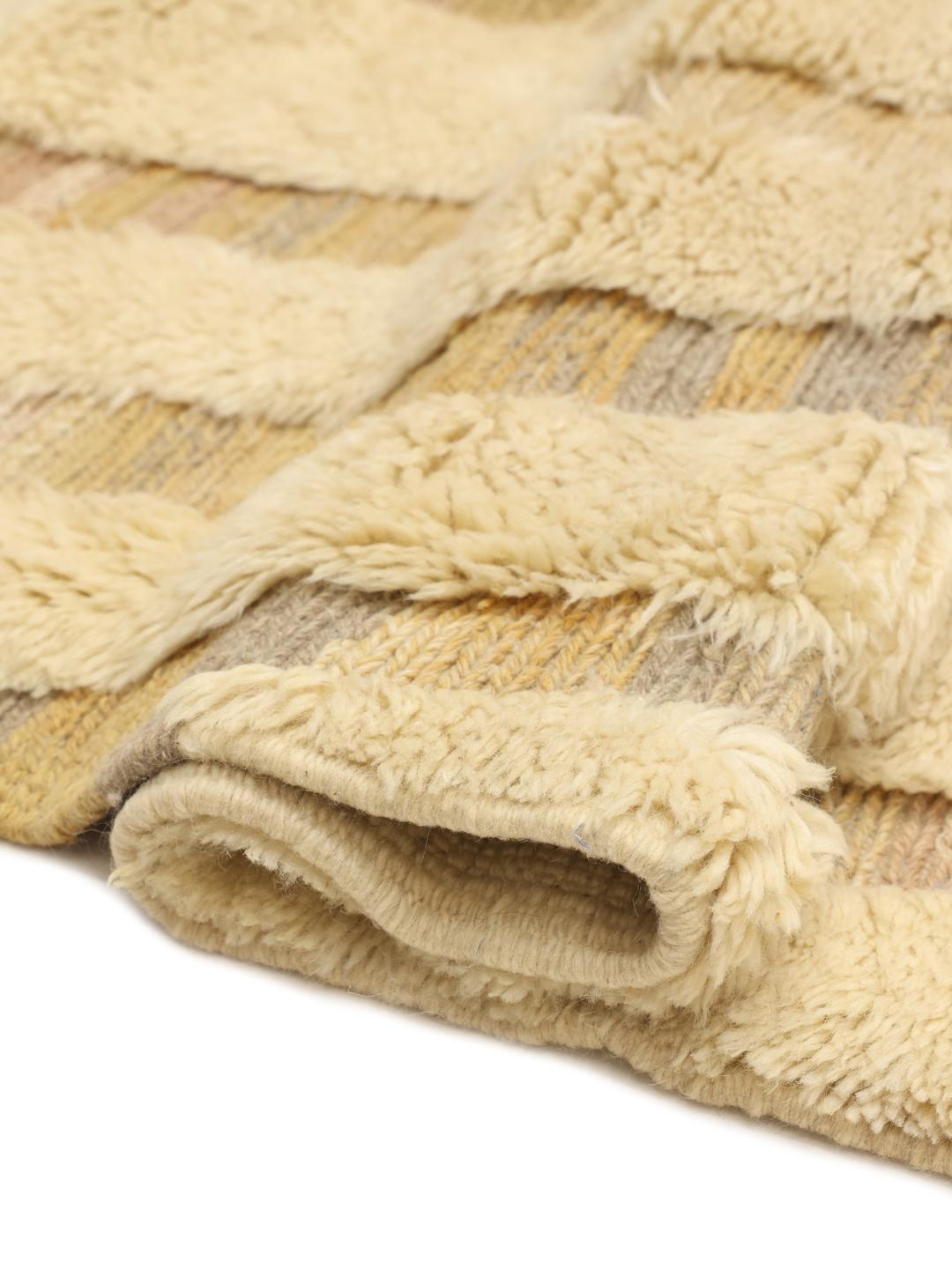 Handgeknoopt Berber Marokkaans tapijt met een pluchen beige pool en organisch ontwerp