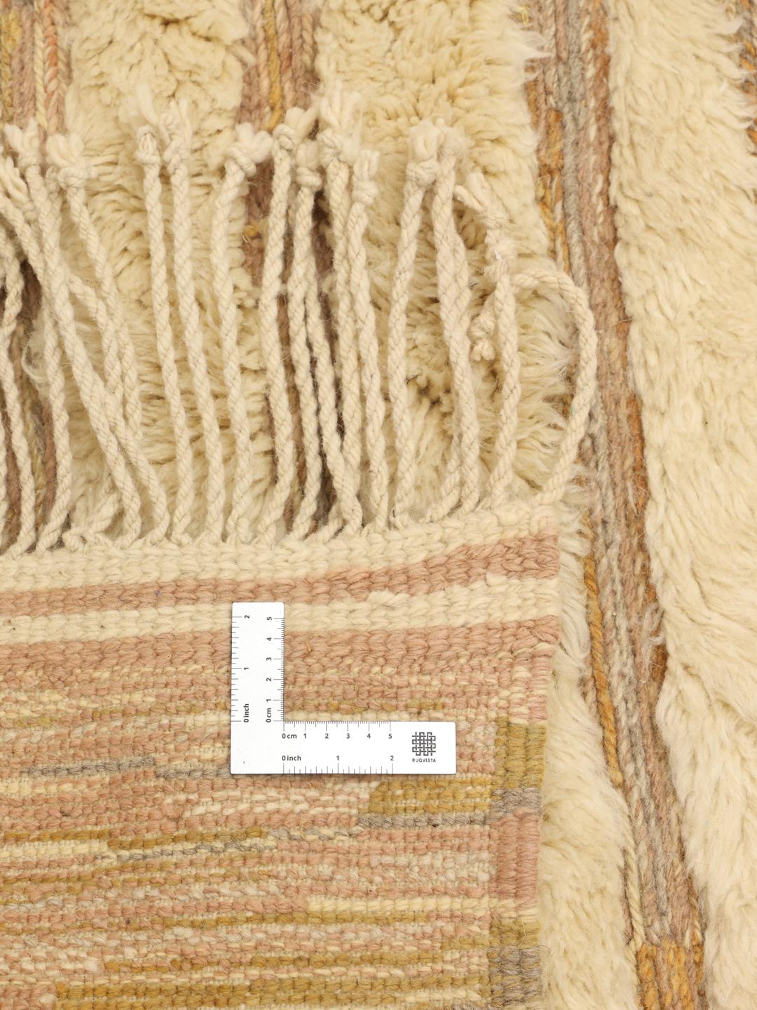 Handgeknoopt Berber Marokkaans tapijt met een pluchen beige pool en organisch ontwerp