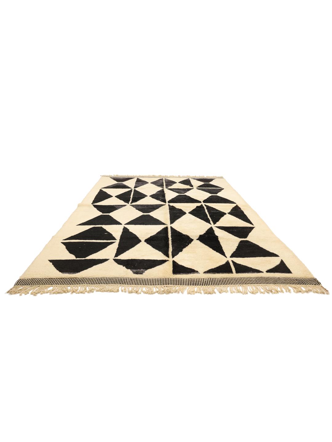 Handgeknoopt Marokkaans tapijt met zwarte geometrische patronen op een crèmekleurige achtergrond.