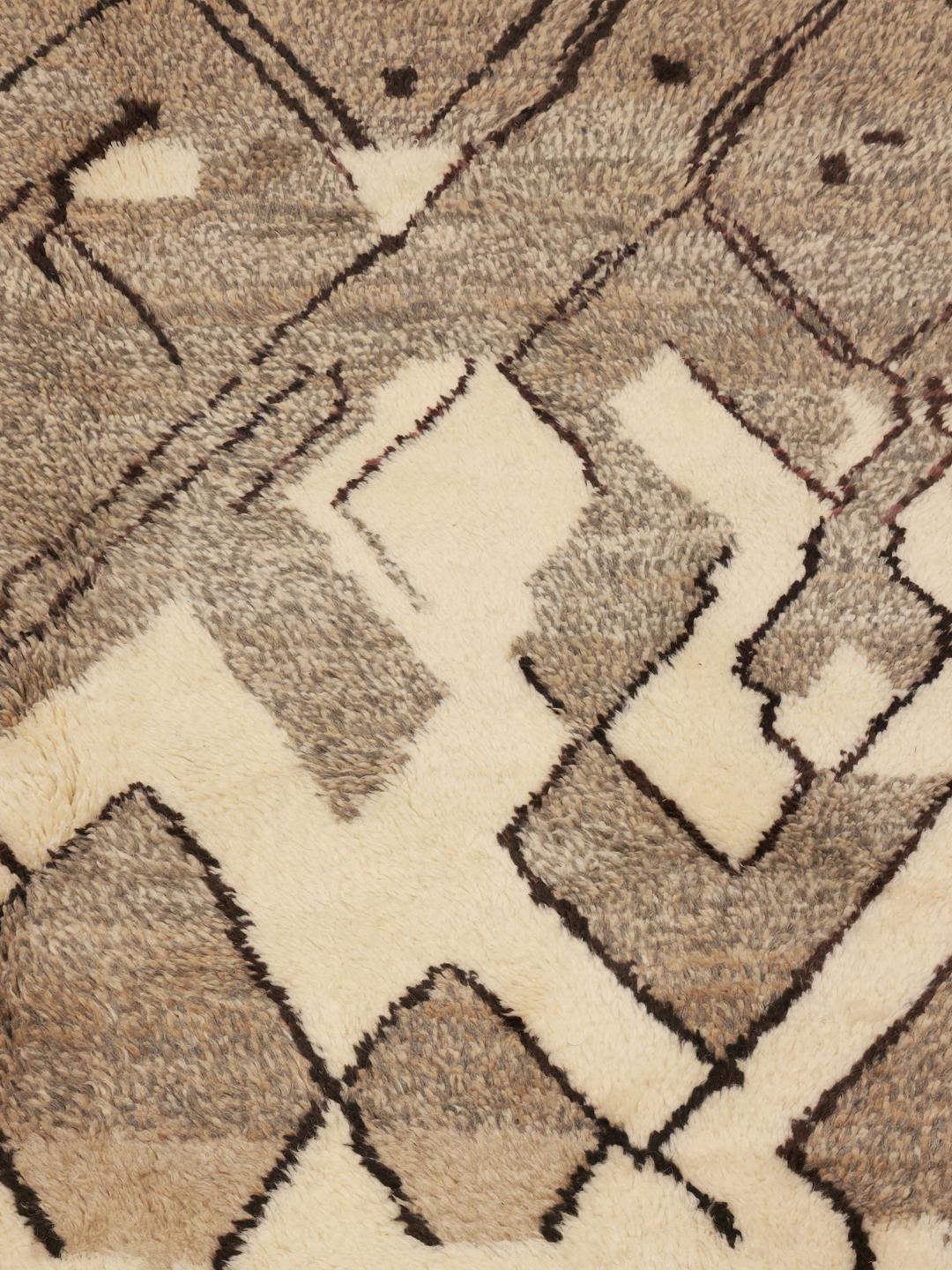 Met de hand geknoopt Berber Beni Ourain kleed uit Marokko met geometrische patronen in beige en donkergrijs