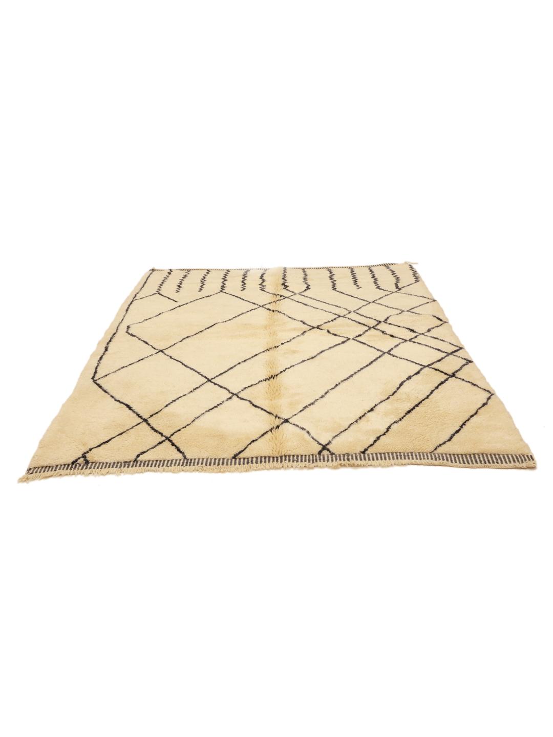 Handgeknoopt Marokkaans Berber Beni Ourain tapijt met geometrische zwarte lijnen op een beige achtergrond.