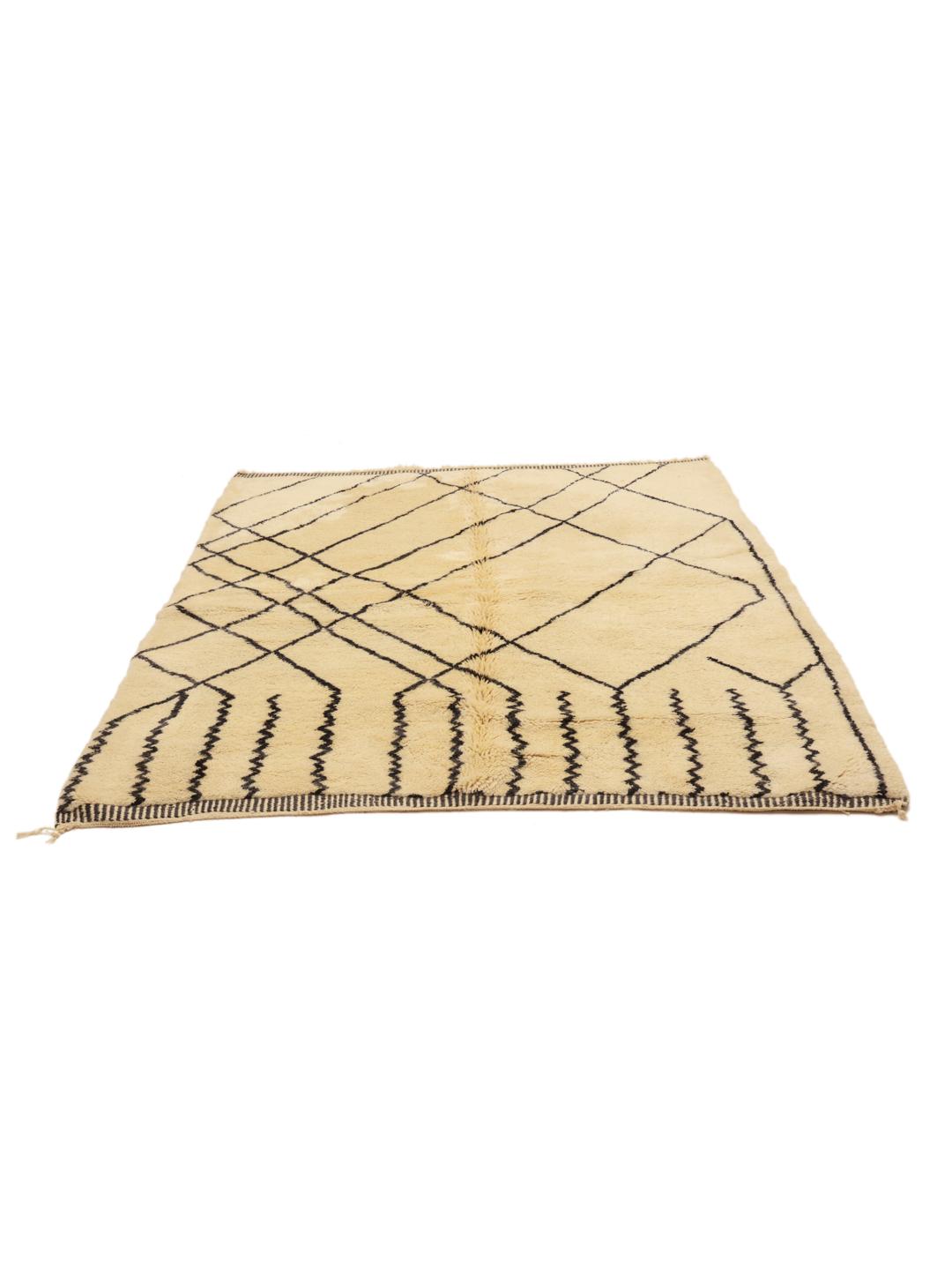 Handgeknoopt Marokkaans Berber Beni Ourain tapijt met geometrische zwarte lijnen op een beige achtergrond.