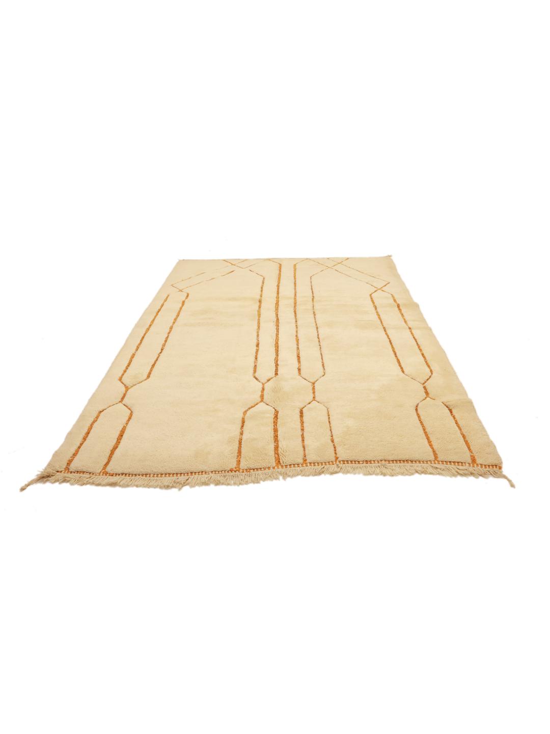Een handgeknoopt Marokkaans Berber tapijt met een beige basis en mosterdkleurige geometrische lijnen.