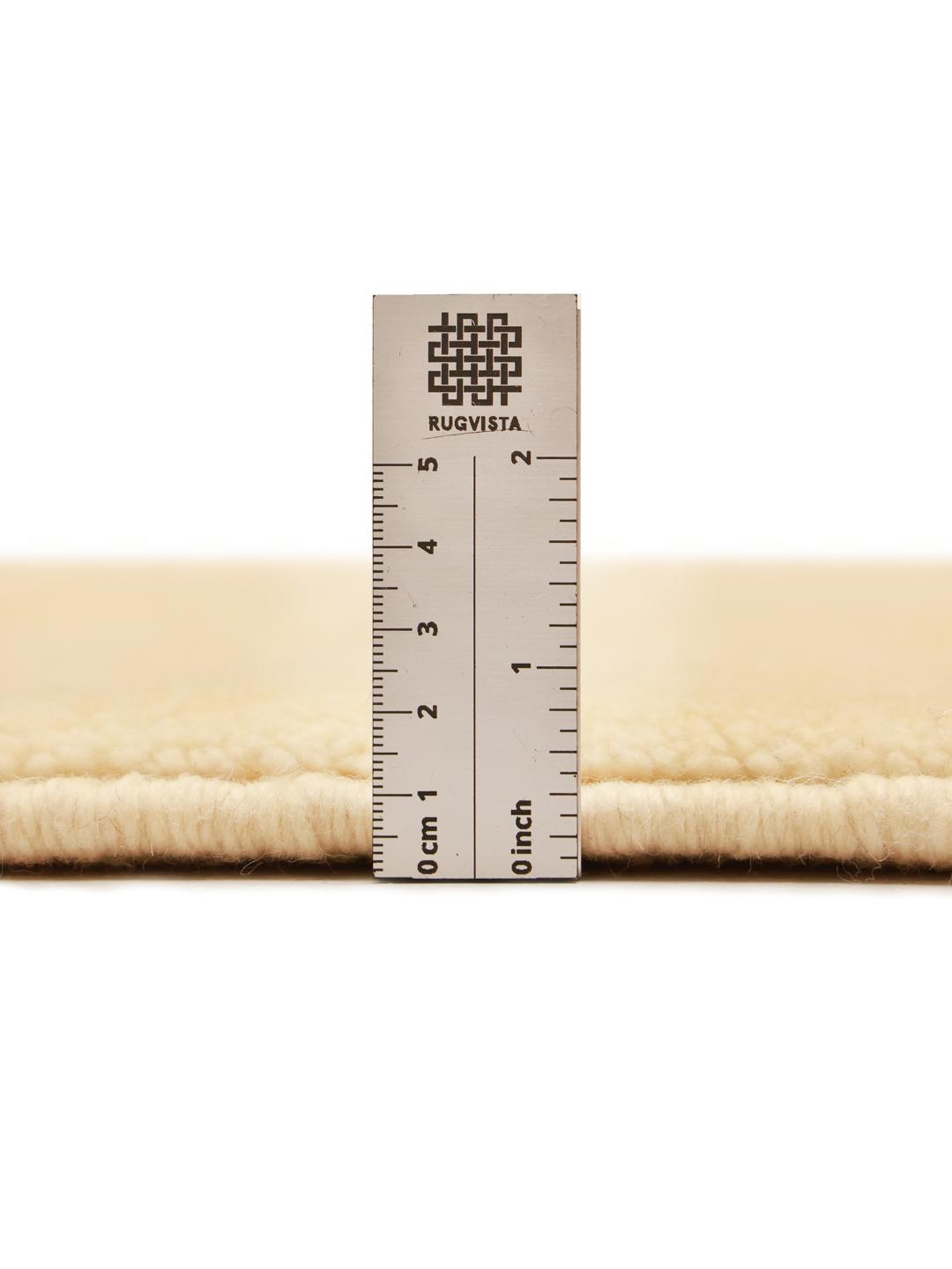 Een handgeknoopt Marokkaans Berber tapijt met een beige basis en mosterdkleurige geometrische lijnen.