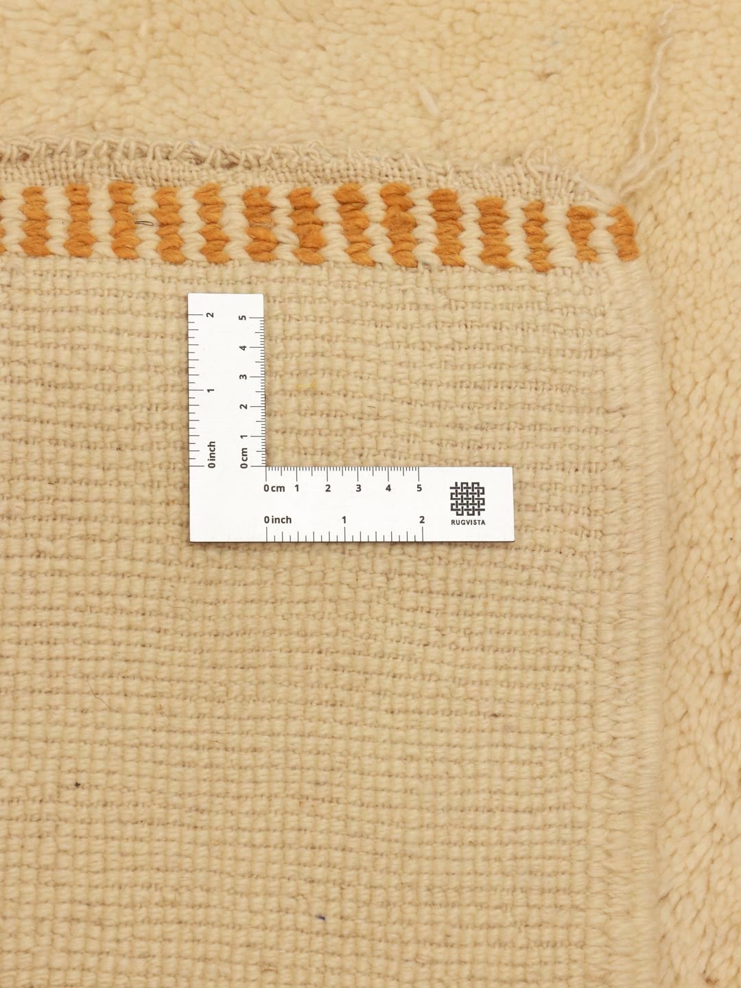 Een handgeknoopt Marokkaans Berber tapijt met een beige basis en mosterdkleurige geometrische lijnen.