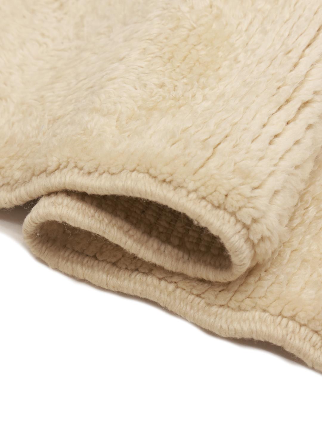 Tapis marocain carré noué à la main dans un ton beige naturel