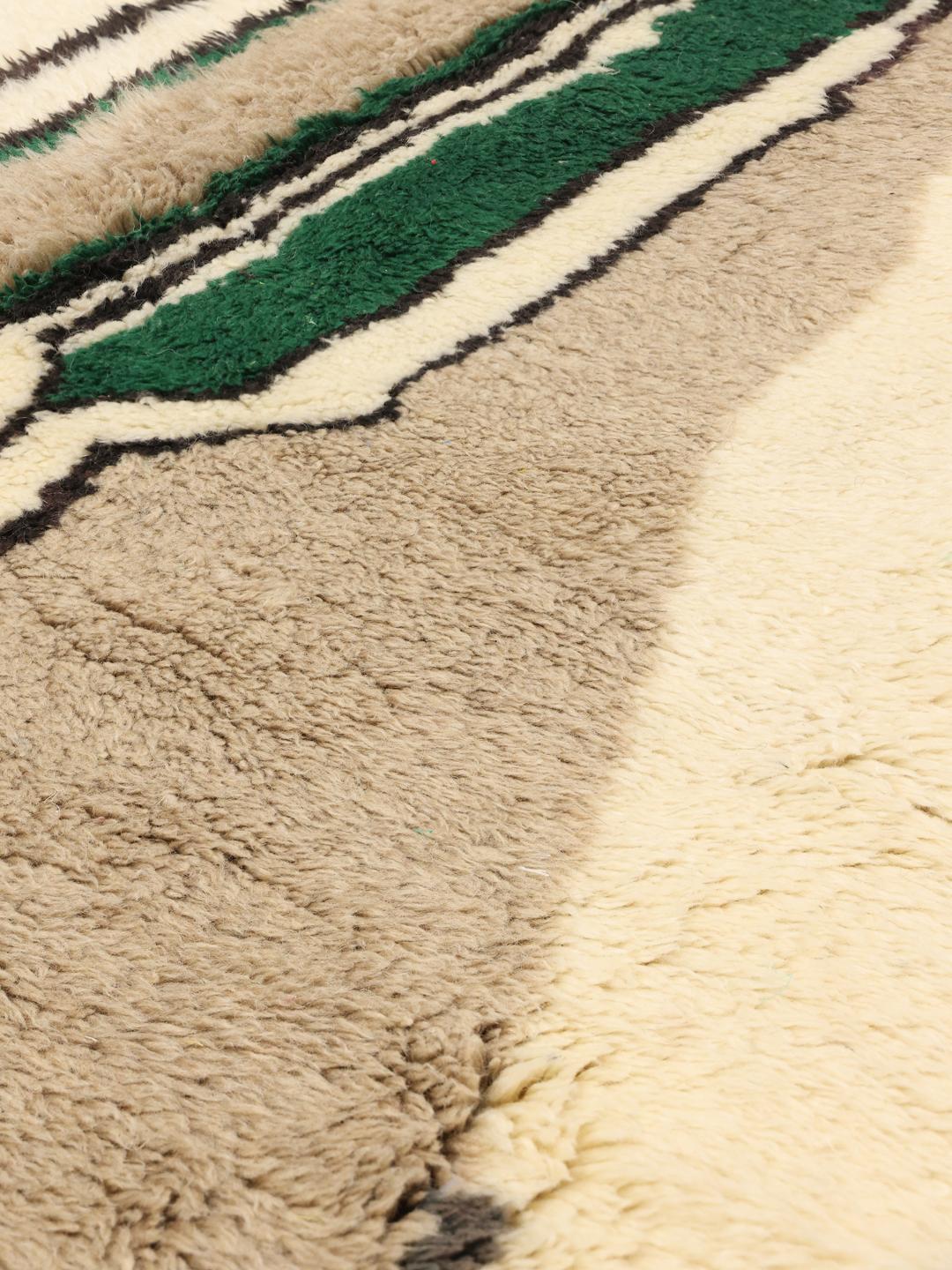 Handgeknoopt Berber Marokkaans tapijt met een abstract ontwerp in beige en groen