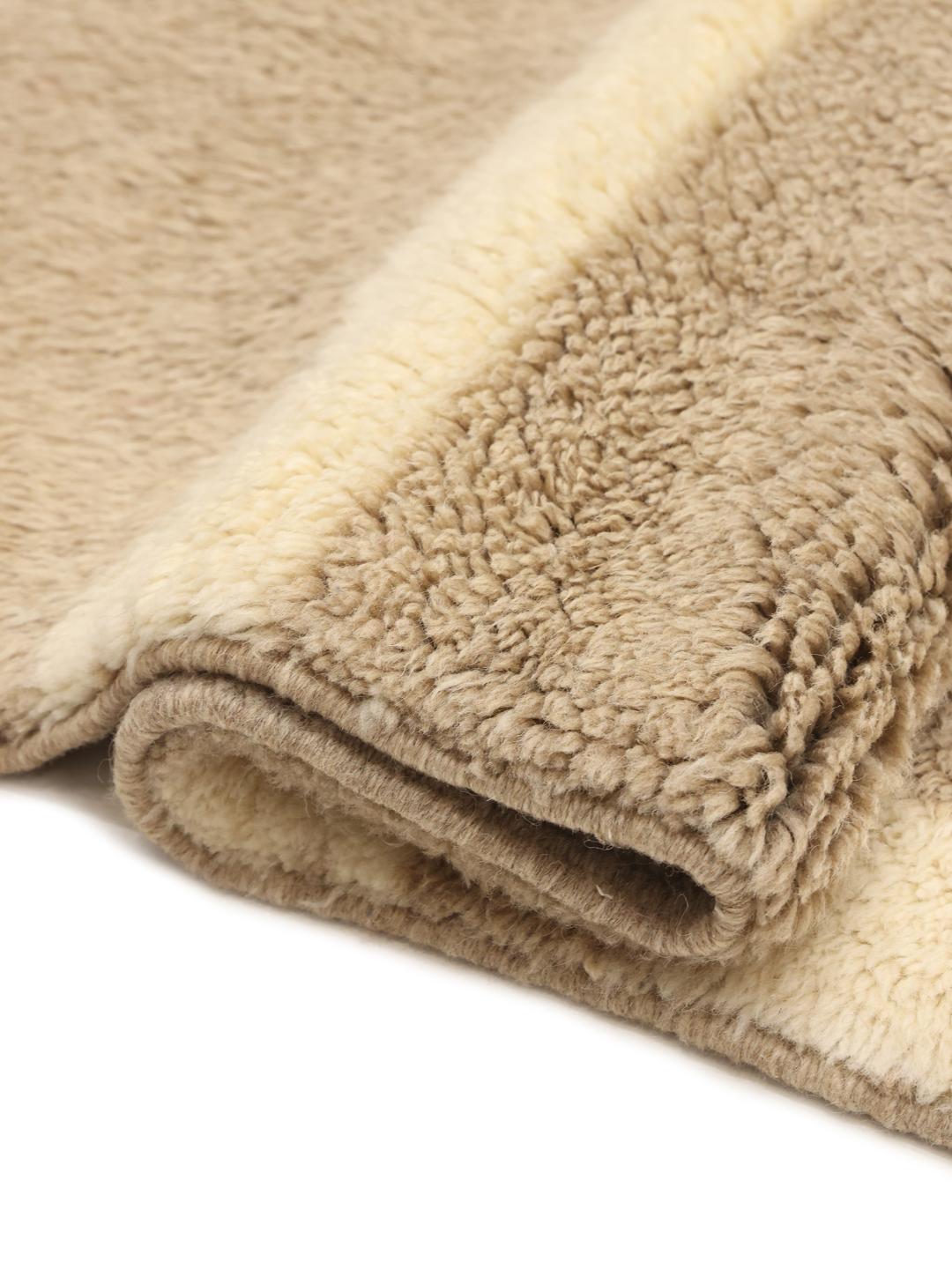 Handgeknoopt Berber Marokkaans tapijt met een abstract ontwerp in beige en groen