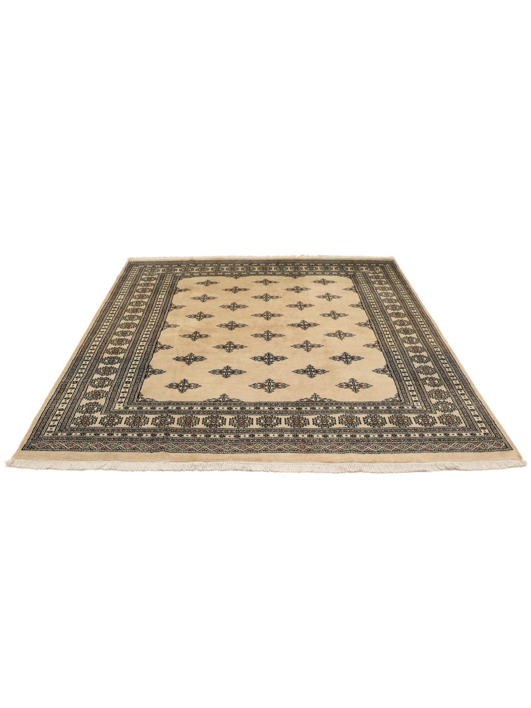 Un tapis Bokhara carré originaire du Pakistan avec un champ beige clair et des motifs floraux répétitifs.